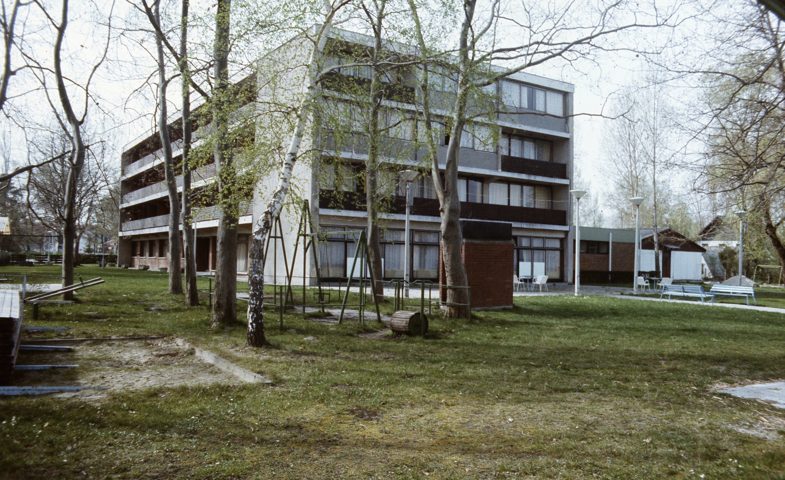 Hungary, Balatonboglár, Kodály Zoltán utca 64., OKISZ-üdülő., 1979, Balázs Lajos, playground, colorful, Fortepan #53393