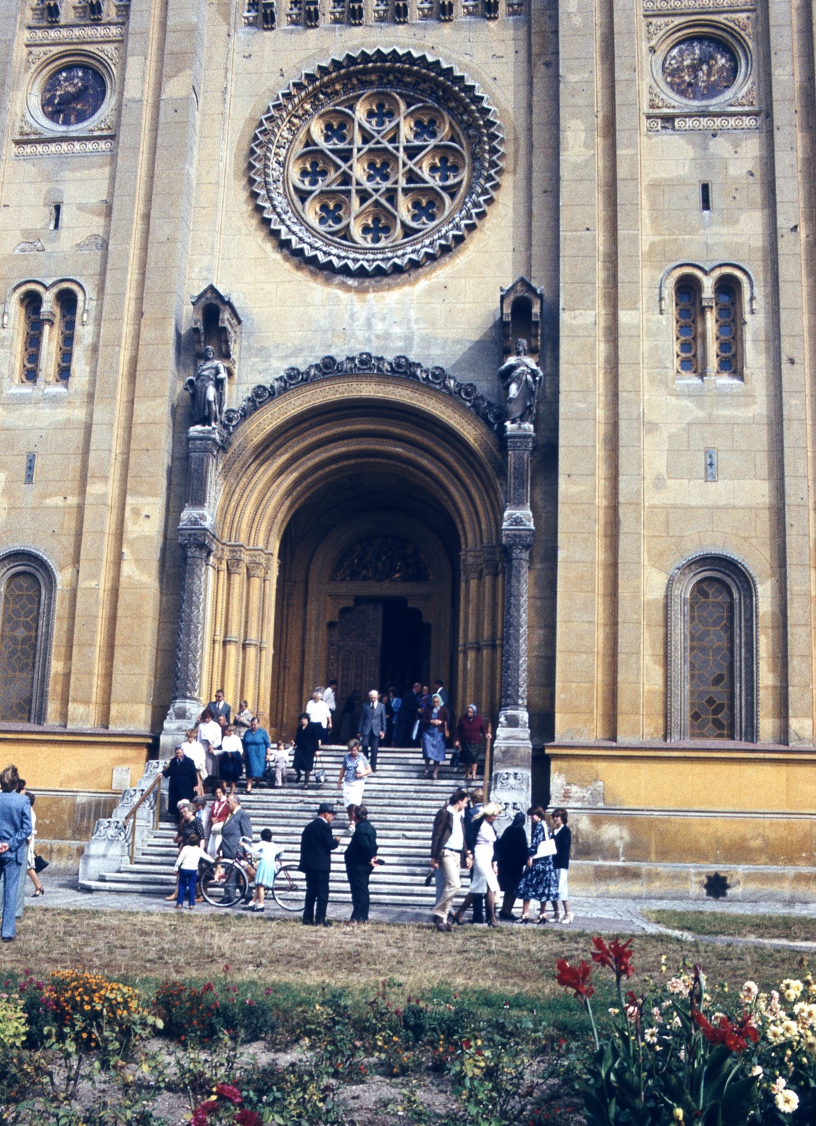 Hungary, Fót, római katolikus templom., 1979, Balázs Lajos, church, colorful, Miklós Ybl-design, Catholic Church, portal, rose window, Fortepan #53396