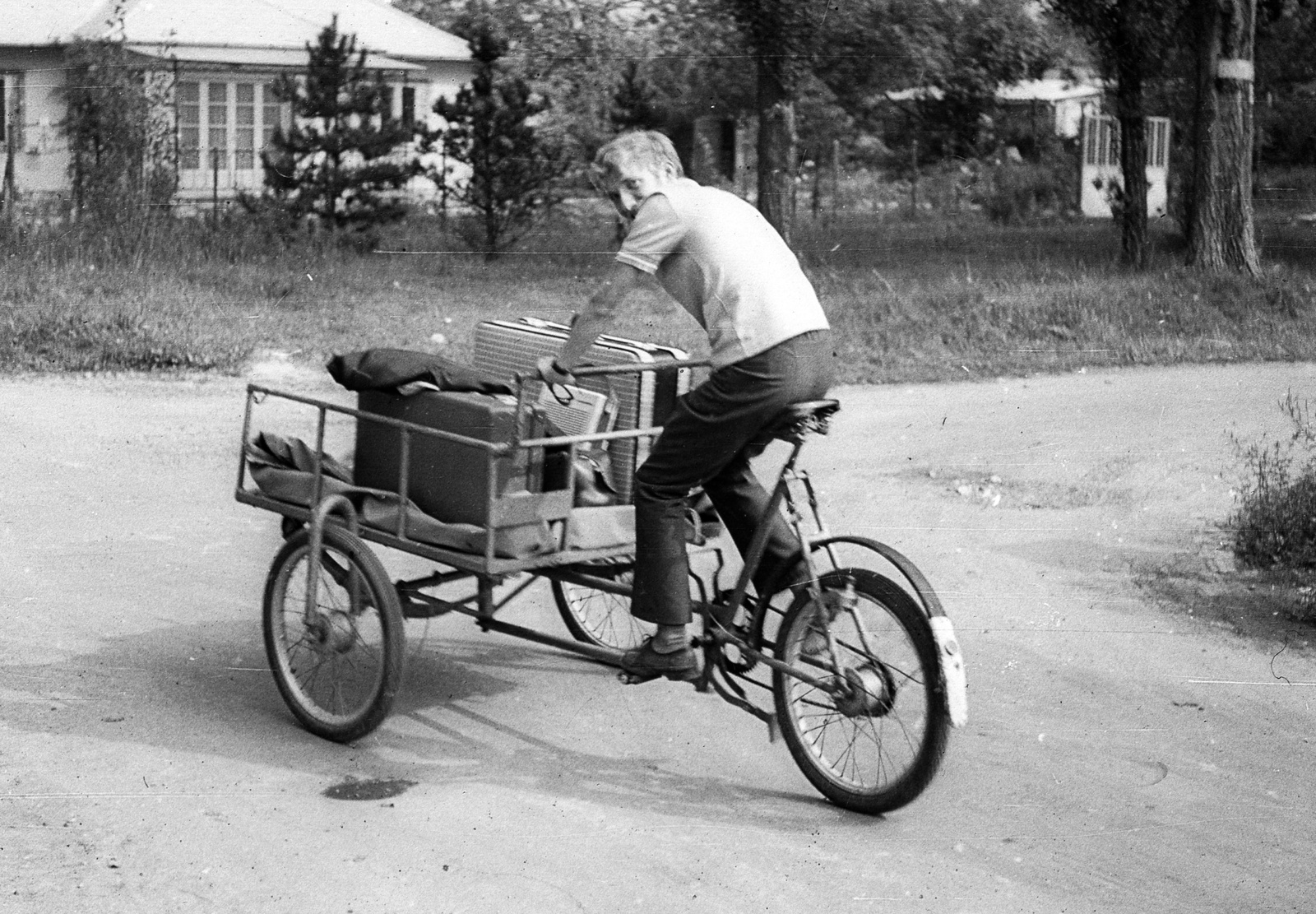 Hungary, 1970, Balázs Lajos, street view, suitcase, tricycle, carrying loads, Fortepan #53401