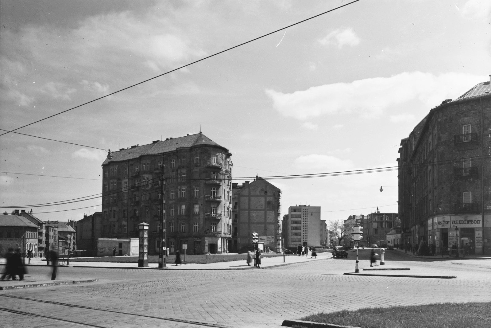 Hungary, Budapest I.,Budapest II., Széna tér a Hattyú utca felé nézve., 1951, UVATERV, street view, signal, automobile, hardware store, Budapest, Fortepan #5345