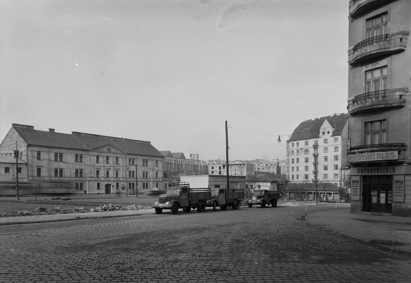 Hungary, Budapest II., Széna tér, IFA Phanomen Garant 30K teherautók. Háttérben az egykori Margit körúti bíróság és börtön épülete a Margit körút (Mártírok útja) mellett. Jobbra a Varsányi Irén - Csalogány utca sarkán álo ház látható., 1959, UVATERV, sign-board, German brand, commercial vehicle, street view, Robur-brand, number plate, Budapest, Fortepan #5346
