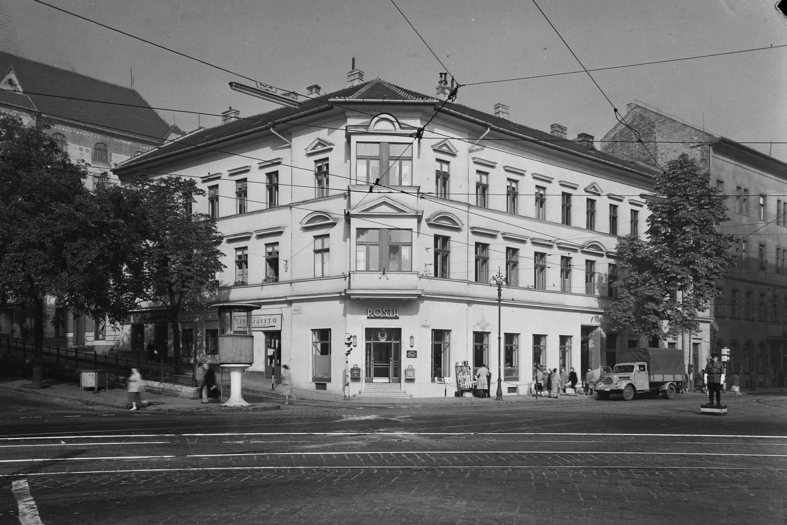 Magyarország, Budapest II., Török utca - Margit utca sarok a Margit körút (Mártírok útja) felől nézve., 1960, UVATERV, cégtábla, teherautó, utcakép, életkép, jelzőlámpa, rendőr, lámpaoszlop, kézműipar, posta, rendszám, cipész, Robur Garant, Budapest, Fortepan #5348
