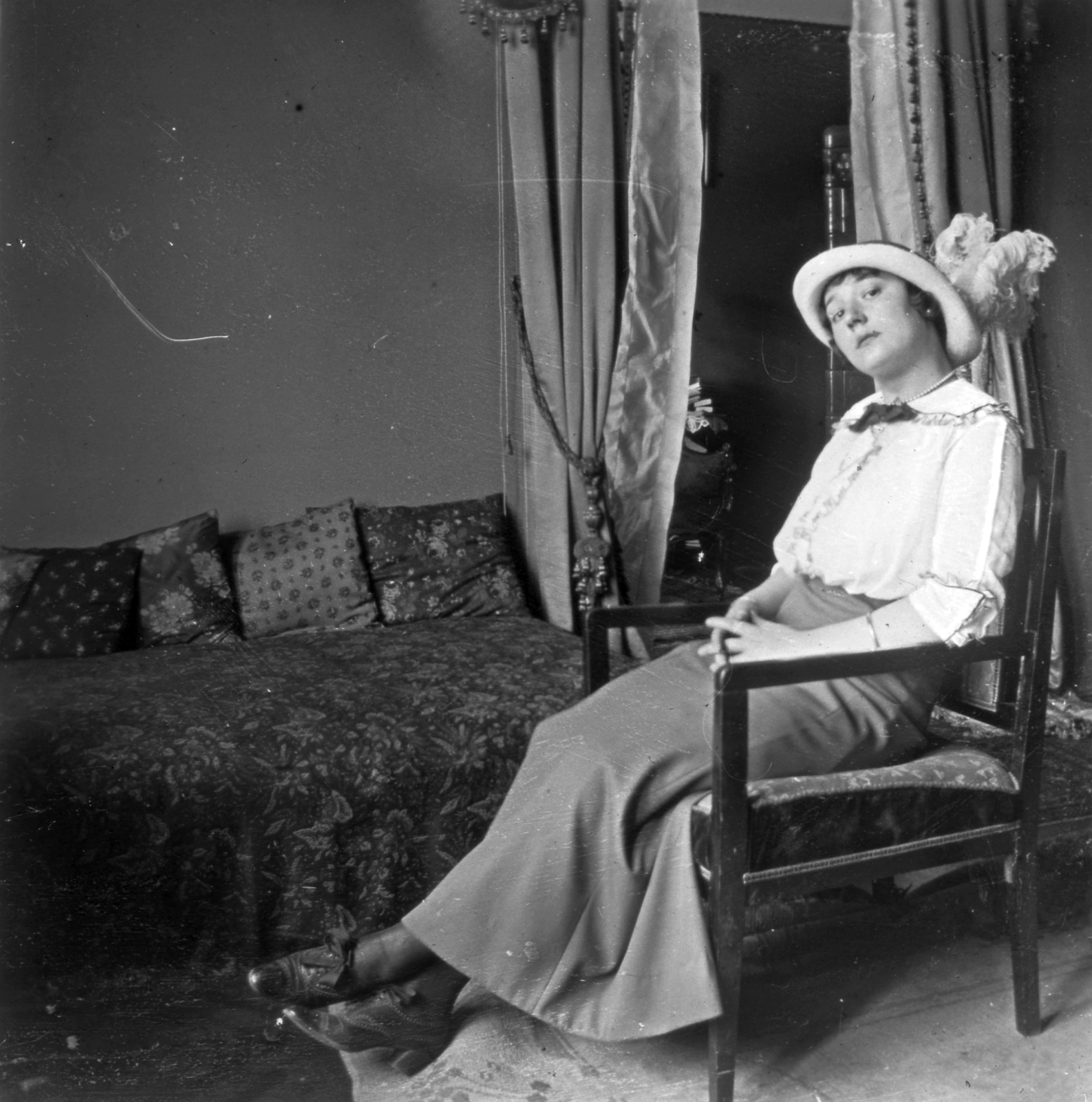 1913, Hetényi Zsuzsa, portrait, hat, furniture, interior, lady, skirt, arm chair, stretched legs, Fortepan #53509