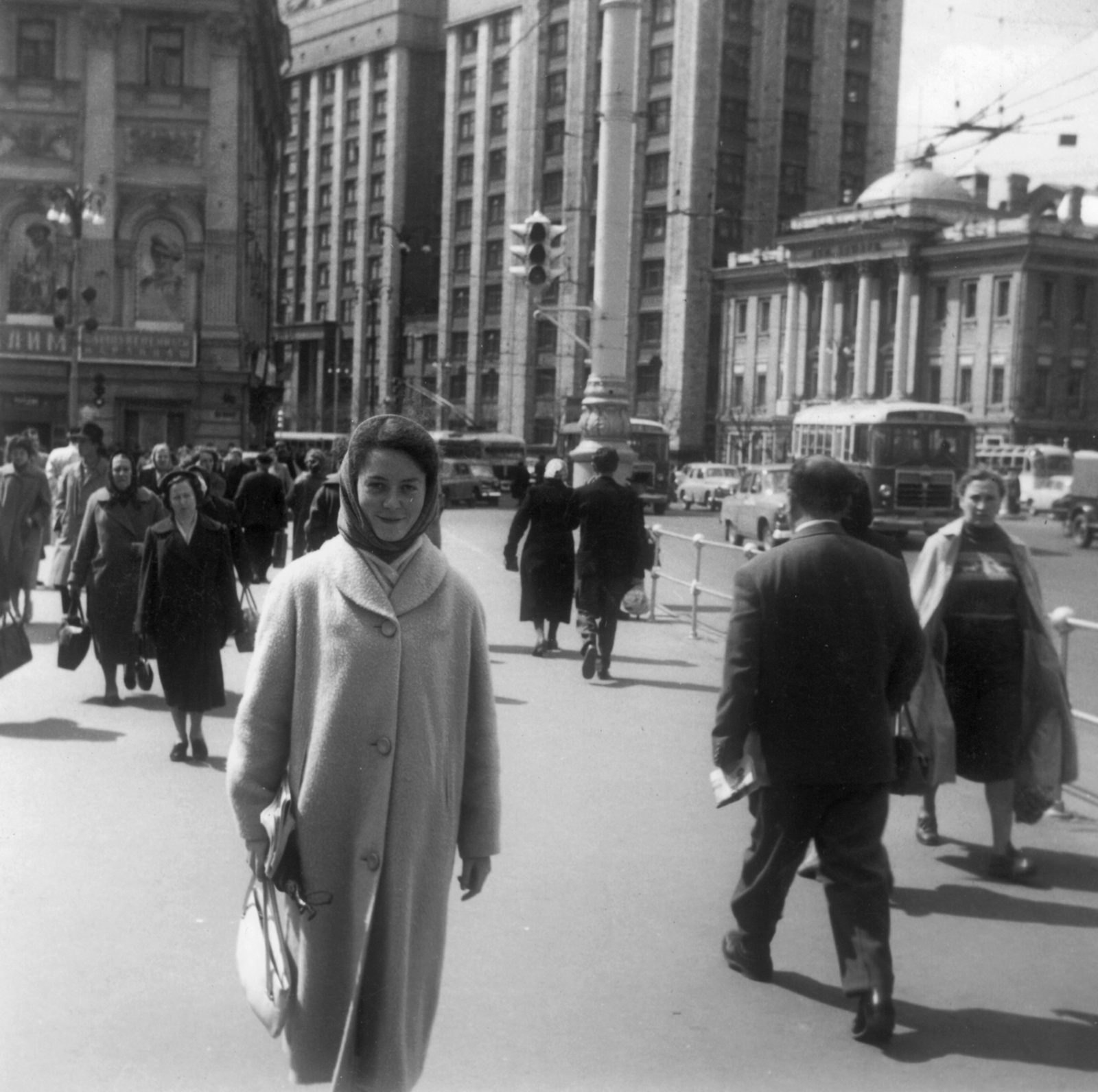 Russia, Moscow, Színház (Szverdlov) tér az ulica Ohotnij Rjad (proszpekt Marksza) felé nézve., 1960, Gwen Jones, Soviet Union, bus, signal, Fortepan #53521