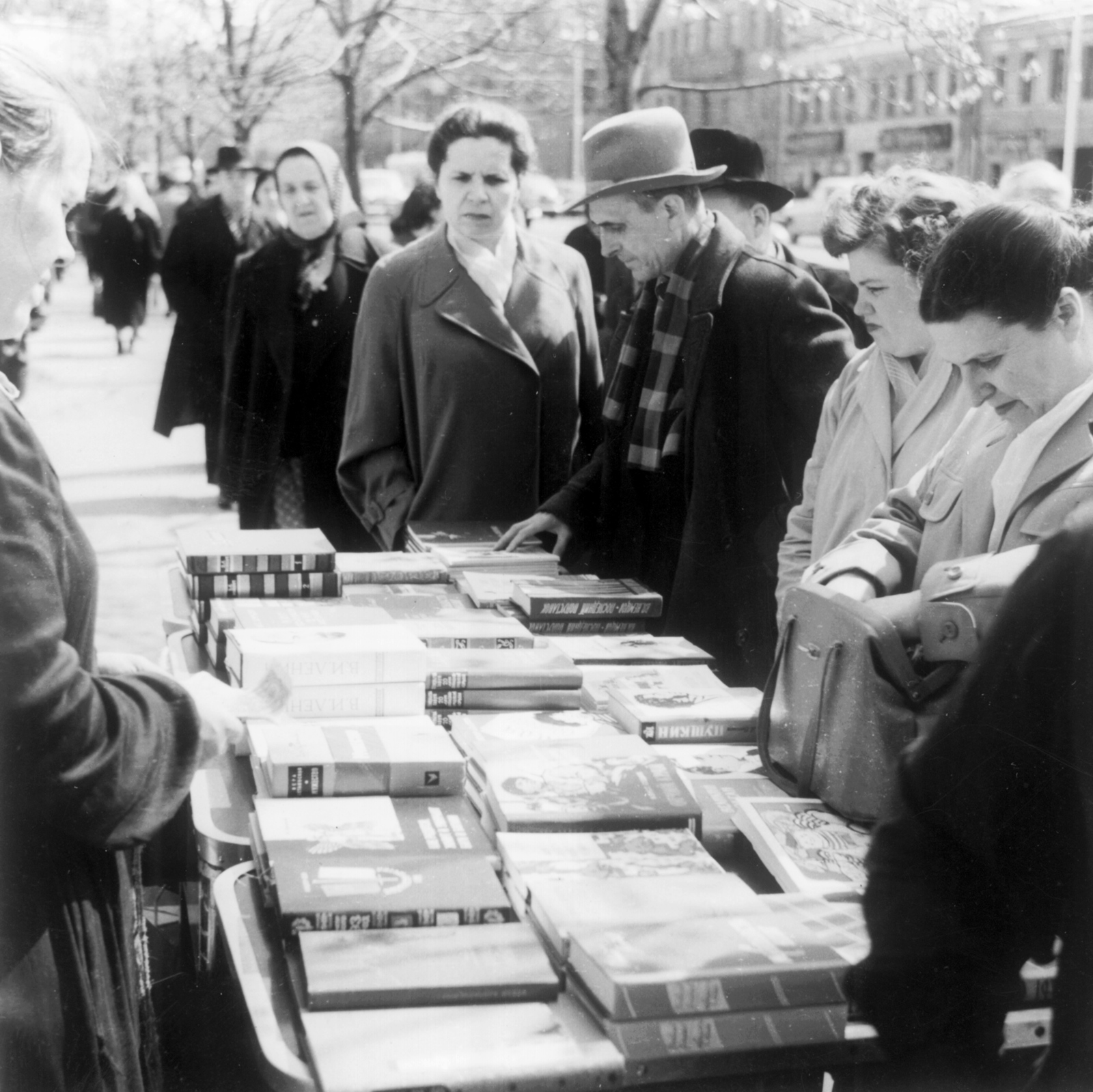 Oroszország, Moszkva, 1. Tverszkaja-Jamszkaja (ekkor Gorkij) utca., 1960, Gwen Jones, Szovjetunió, könyv, árus, Fortepan #53522