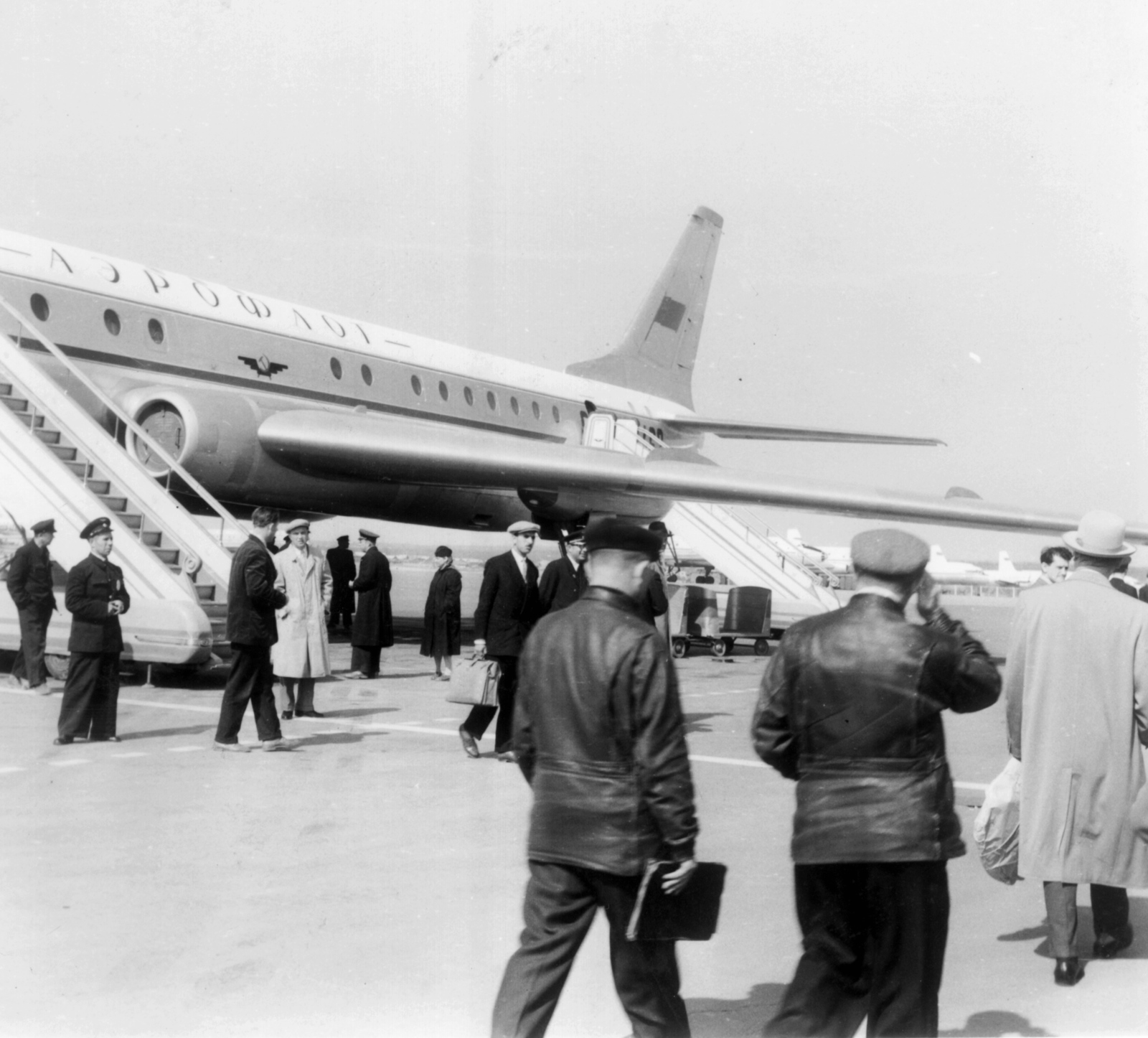 A szovjet Aeroflot légitársaság Tupoljev Tu-104A utasszállító repülőgépe., 1960, Gwen Jones, transport, Soviet Union, Soviet brand, airplane, airport, Tupolev-brand, Aeroflot airlines, Cyrillic alphabet, aircraft steps, Fortepan #53526