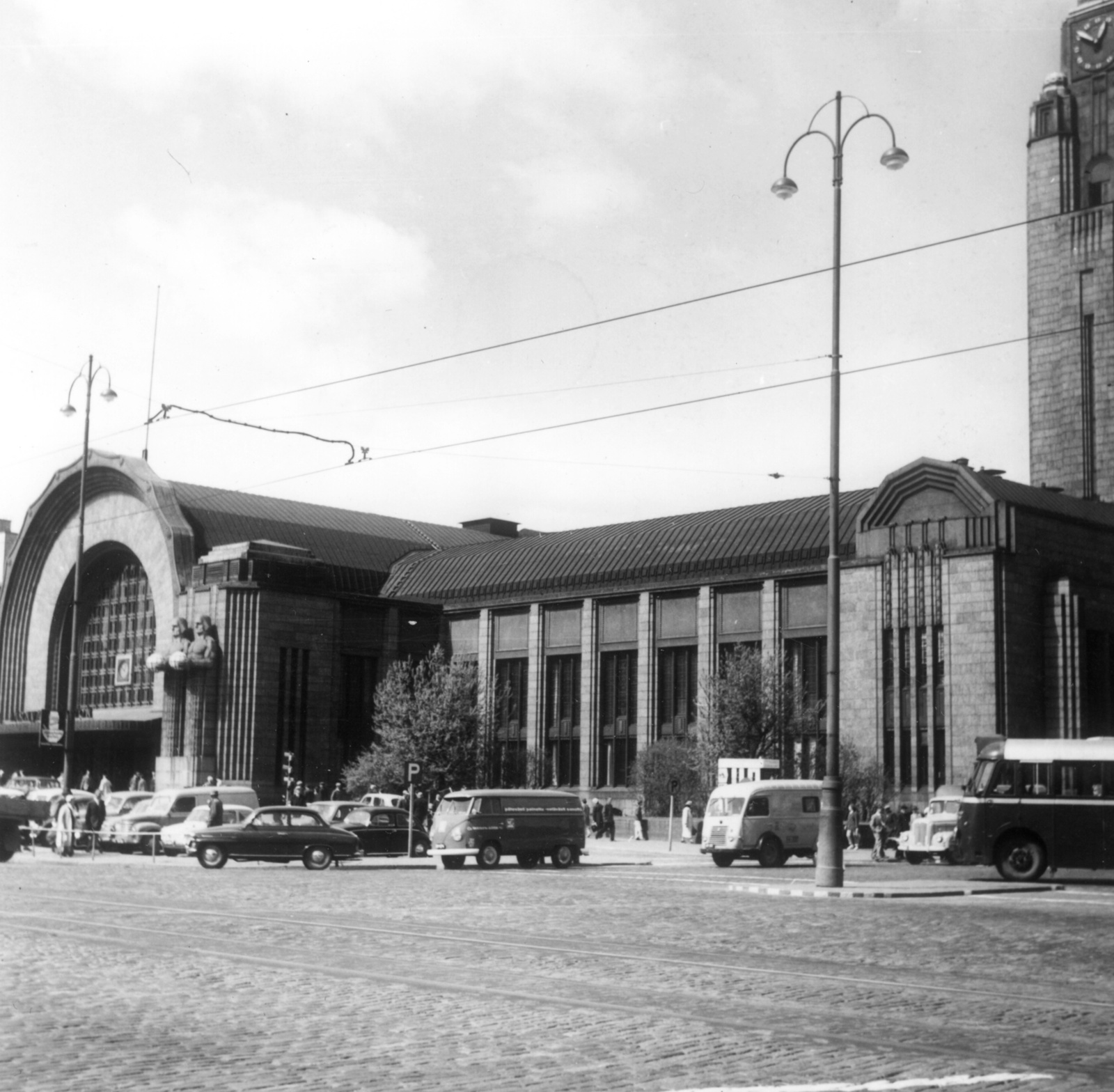 Finnország, Helsinki, Központi pályaudvar., 1960, Gwen Jones, csehszlovák gyártmány, Skoda-márka, Volkswagen-márka, lámpaoszlop, pályaudvar, mikrobusz, Skoda Octavia, Volkswagen Typ2, Nemzeti Romantika, Eliel Saarinen-terv, Fortepan #53530