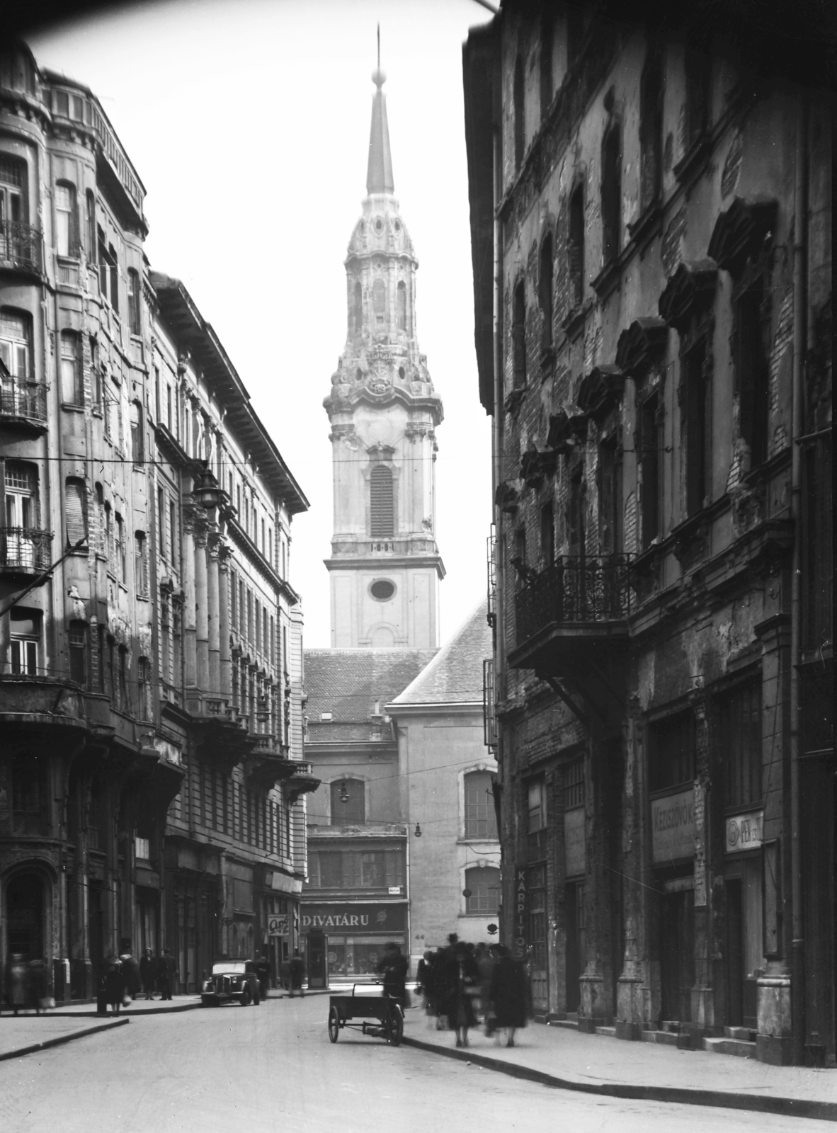 Hungary, Budapest V., Városház utca a Kossuth Lajos utca (Ferencesek temploma) felé nézve., 1954, UVATERV, street view, tricycle, Budapest, Fortepan #5357