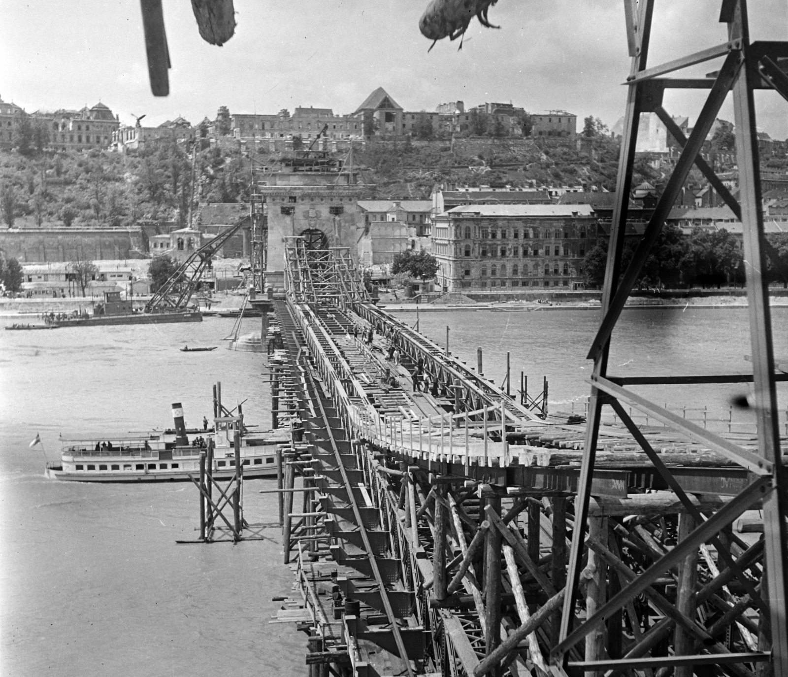 Hungary, Budapest, Széchenyi Lánchíd újjáépítése., 1949, UVATERV, ship, bridge, construction, picture, bridge building, steamboat, scaffolding, Danube, dredge, suspension bridge, Duna-bridge, William Tierney Clark-design, Fortepan #5360