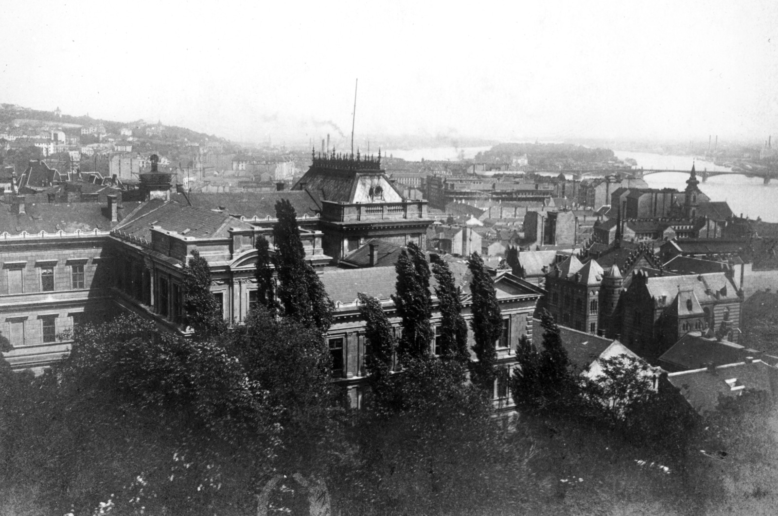 Hungary, Halászbástya, Budapest I., kilátás a Víziváros és a Margit-sziget felé. Előtérben a Királyi Egyetemi Katolikus Gimnázium, jobbra tőle a Toldy Ferenc Gimnázium., 1914, Szabó Lóránt, high school, picture, Budapest, Fortepan #53609