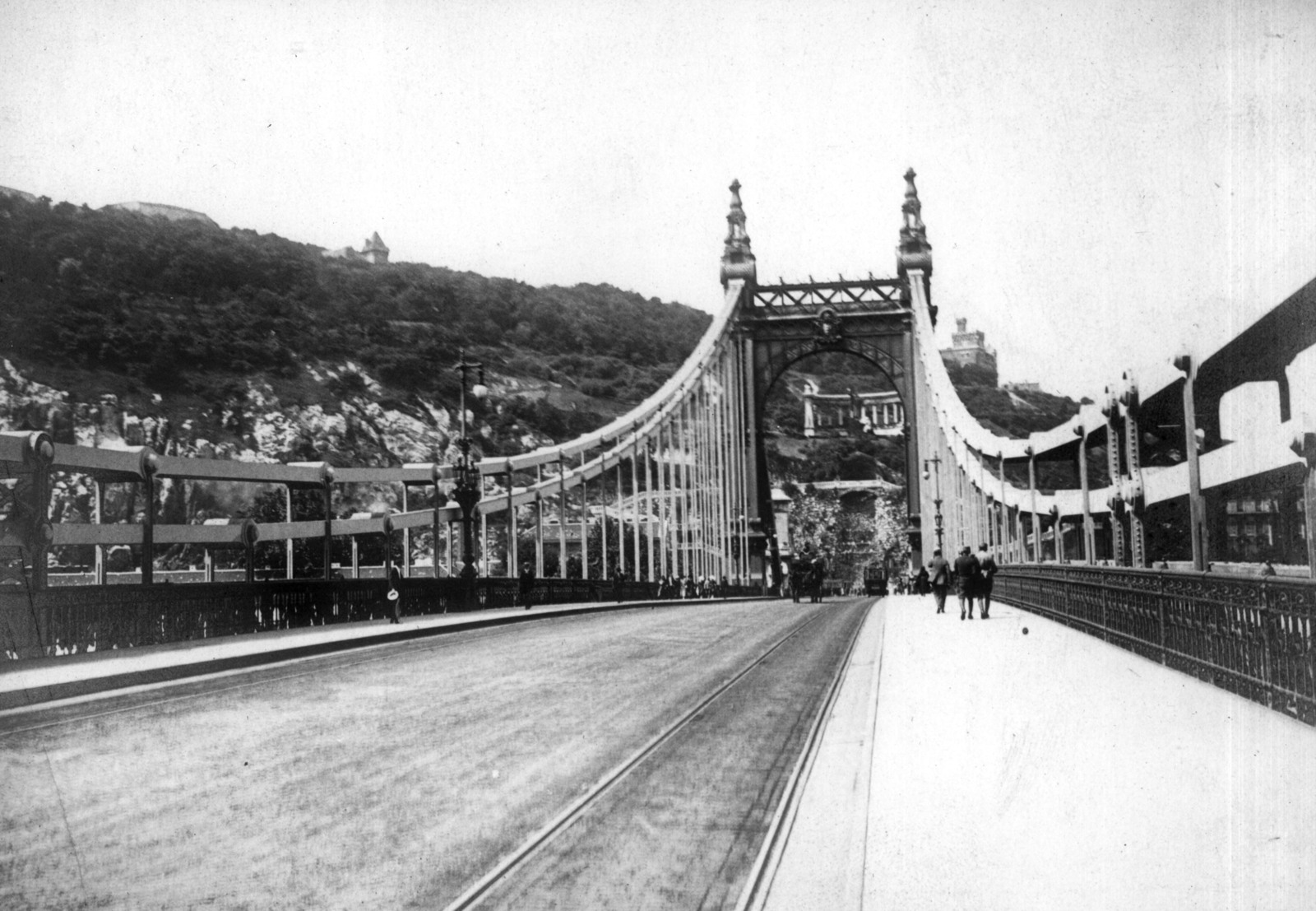 Hungary, Budapest I., Erzsébet híd, háttérben a Gellért-hegy és a Szent Gellért szobor., 1914, Szabó Lóránt, bridge, pedestrian, Danube, eclectic architecture, Budapest, suspension bridge, Saint Gerard-portrayal, Antal Kherndl-design, Aurél Czekelius-design, Fortepan #53631