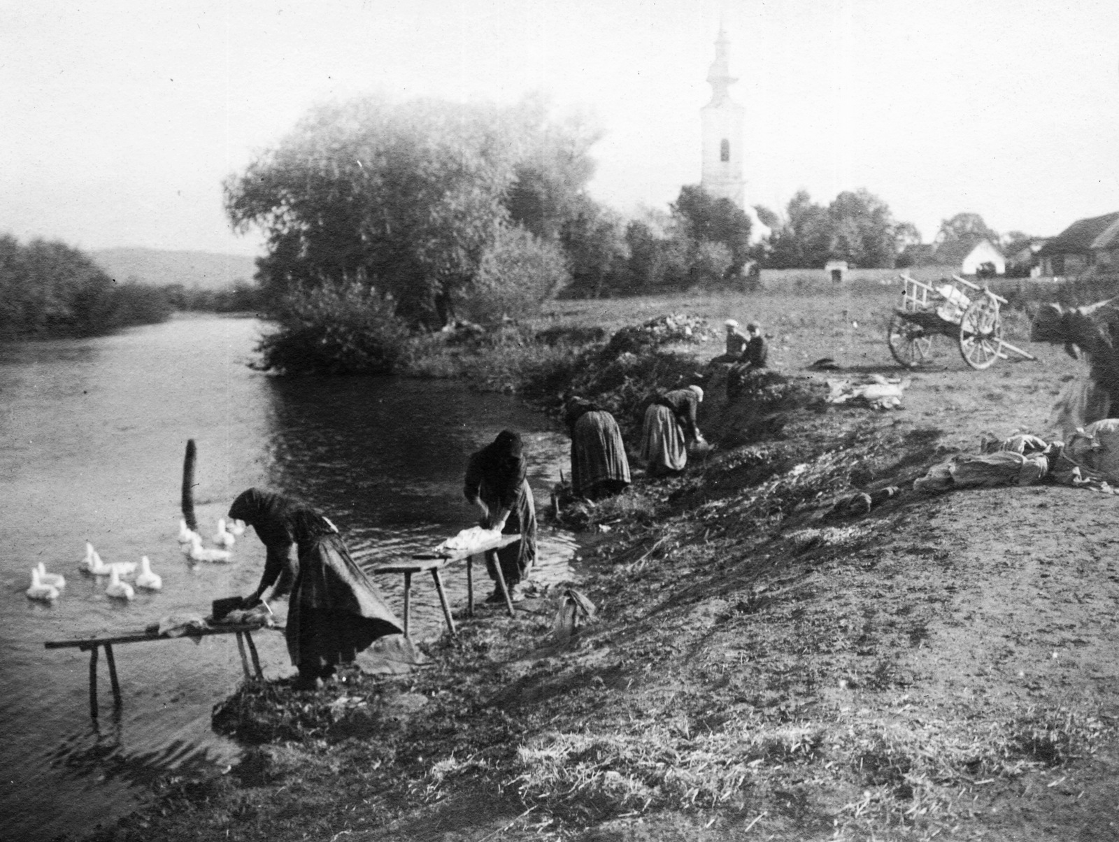 Hungary, Sajóvelezd, Sajó-part, háttérben a református templom., 1914, Szabó Lóránt, church, women, poultry, washing, shore, Fortepan #53643