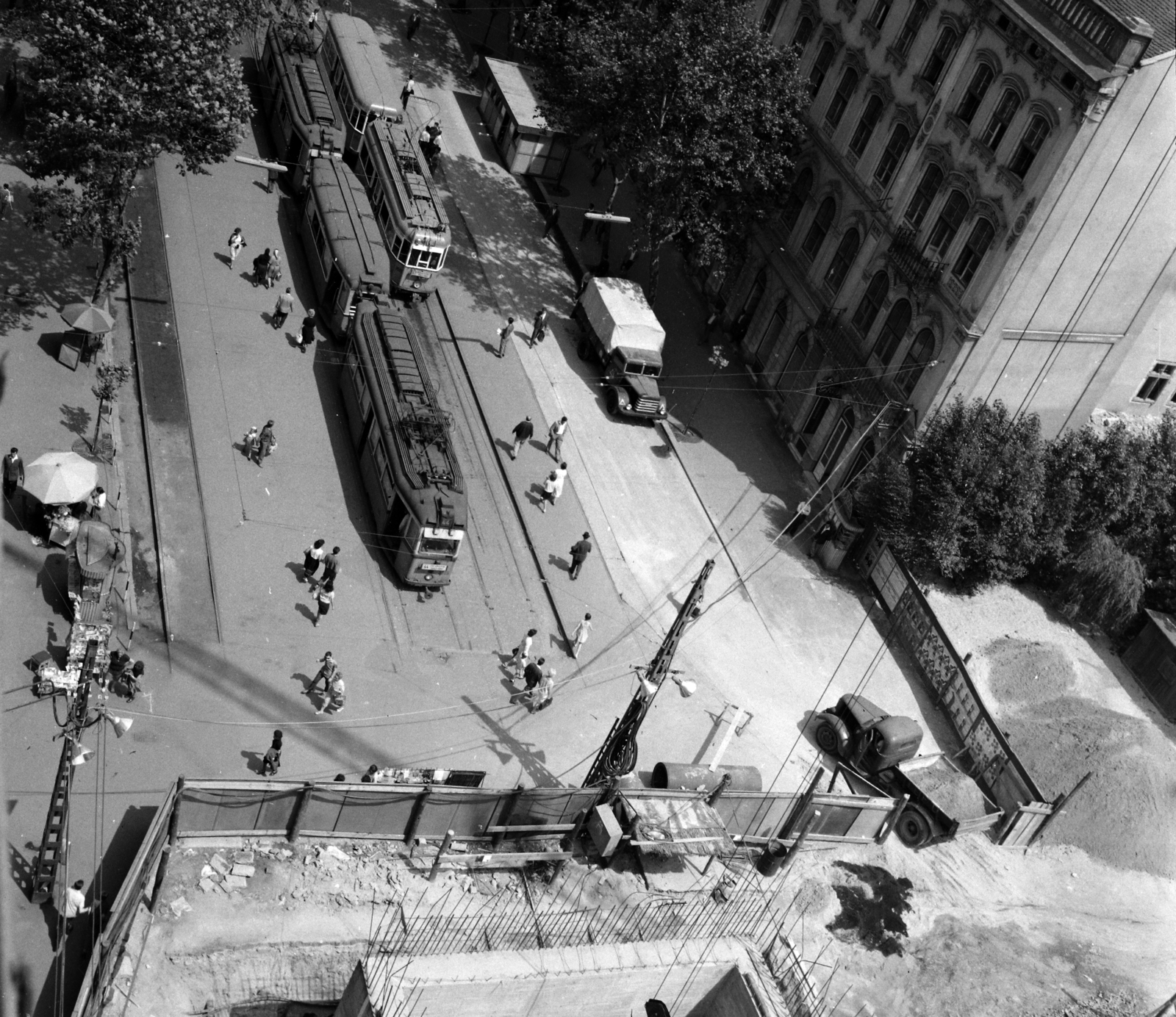 Hungary, Budapest VIII., ideiglenes villamos-végállomás a metróépítés miatt a Rákóczi út 5. előtt., 1963, UVATERV, Hungarian brand, commercial vehicle, Csepel-brand, tram, tram stop, subway construction, Ganz-brand, Ganz UV tramway, Budapest, Fortepan #5366