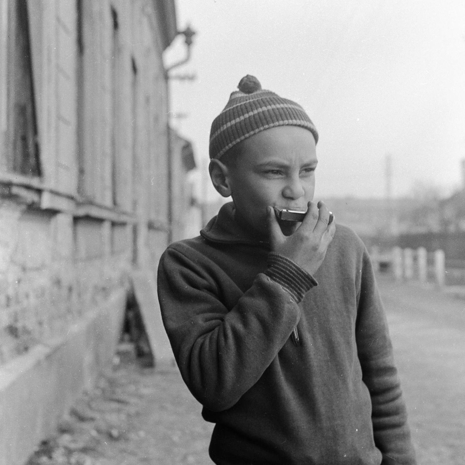 Szlovákia, Losonc, Olbrachtova ulica., 1959, Zsanda Zsolt, Vajszada Károly, szájharmónika, Fortepan #53704