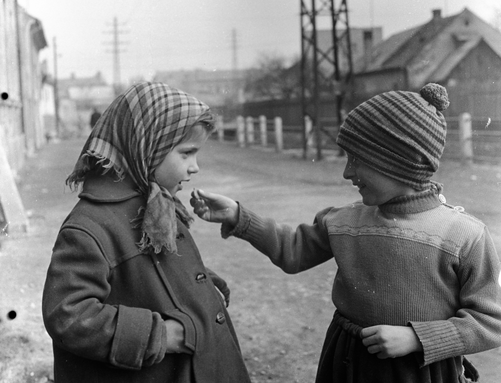 Szlovákia, Losonc, Olbrachtova ulica., 1959, Zsanda Zsolt, Vajszada Károly, gyerekek, fejkendő, sapka, szeretet, Fortepan #53706