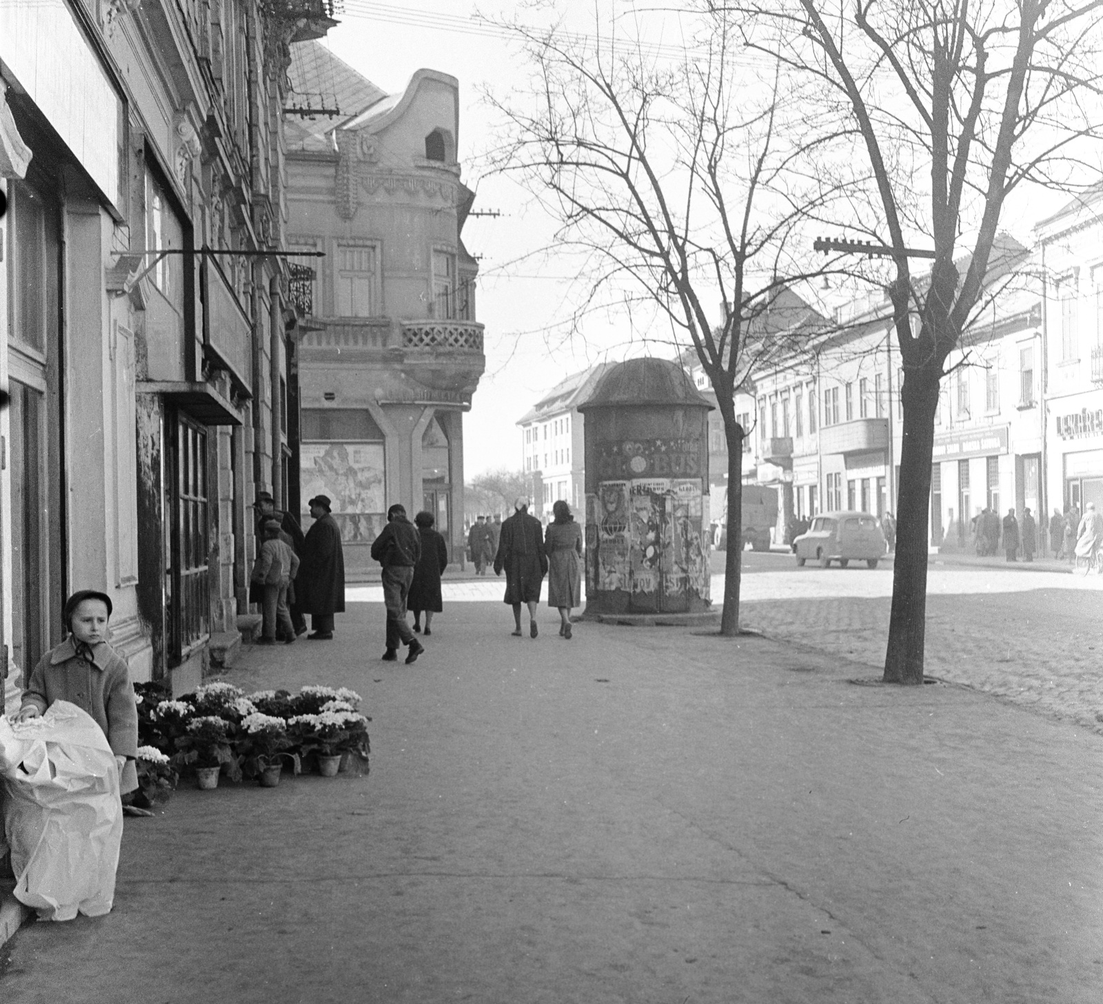 Szlovákia, Losonc, ulica Tomása Garrigue Masaryka, balra az ulica Doktora Vodu torkolata., 1959, Zsanda Zsolt, Vajszada Károly, Csehszlovákia, Fortepan #53707