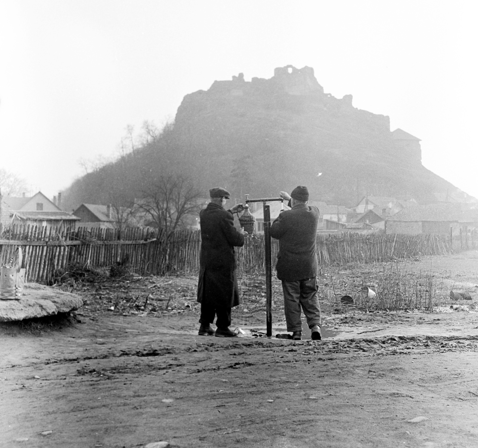 Slovakia, Fiľakovo, Farská lúka (Paprét), az egyik "csevice" forrás, háttérben a vár., 1959, Zsanda Zsolt, Vajszada Károly, Czechoslovakia, castle ruins, Fortepan #53709