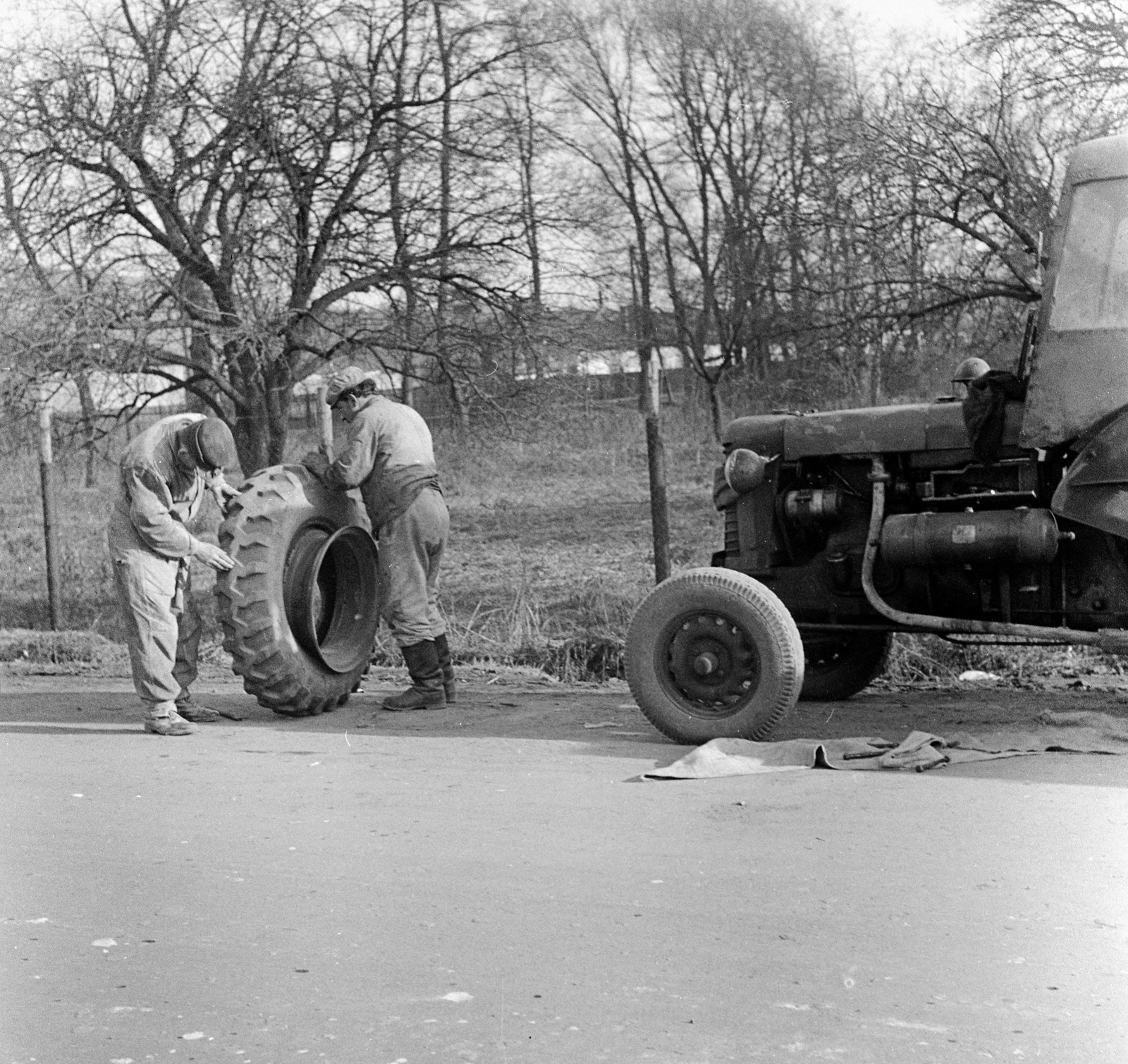 1959, Zsanda Zsolt, Vajszada Károly, tractor, flat tyre, assembly, Fortepan #53710