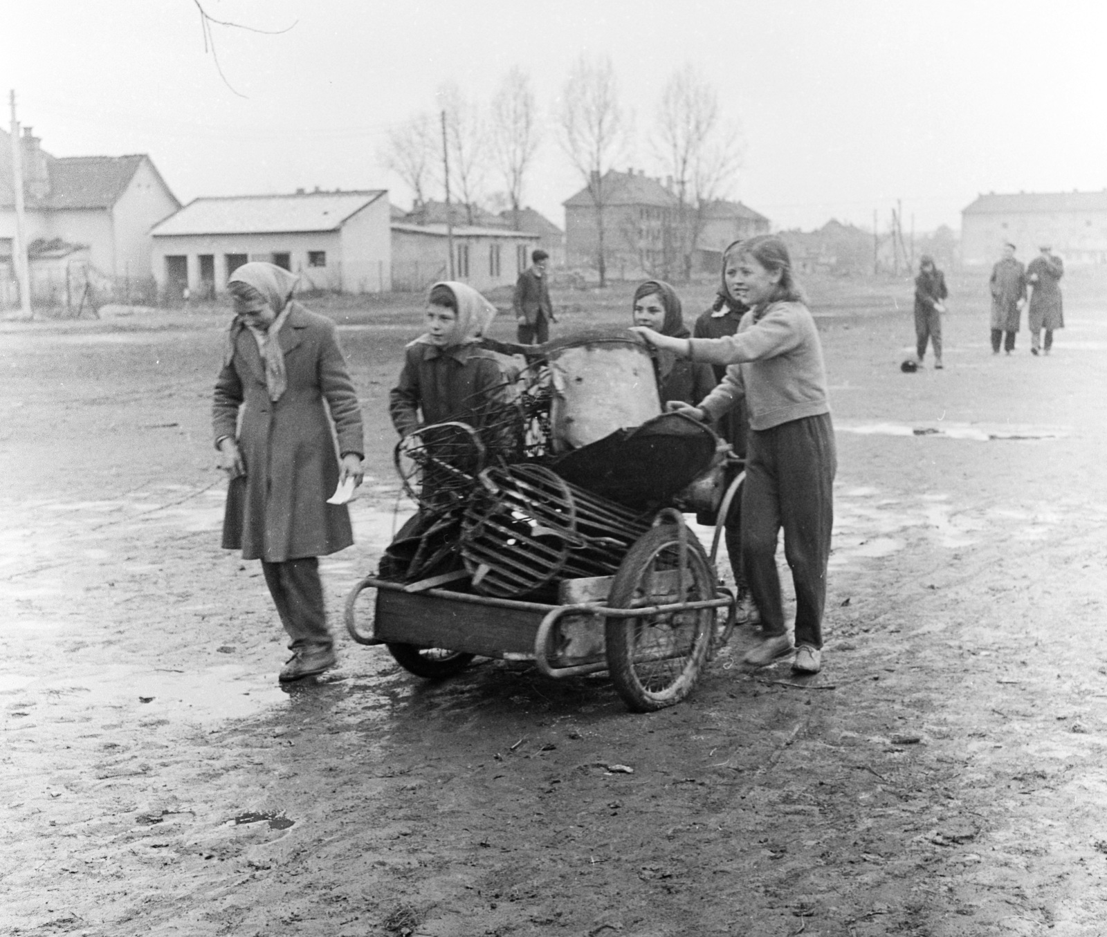 Slovakia, Fiľakovo, vasgyűjtő gyerekek az ulica Vajanského és az ulica Trhova (Piac utca) sarkánál., 1959, Zsanda Zsolt, Vajszada Károly, Czechoslovakia, scrap metal collection, Fortepan #53714