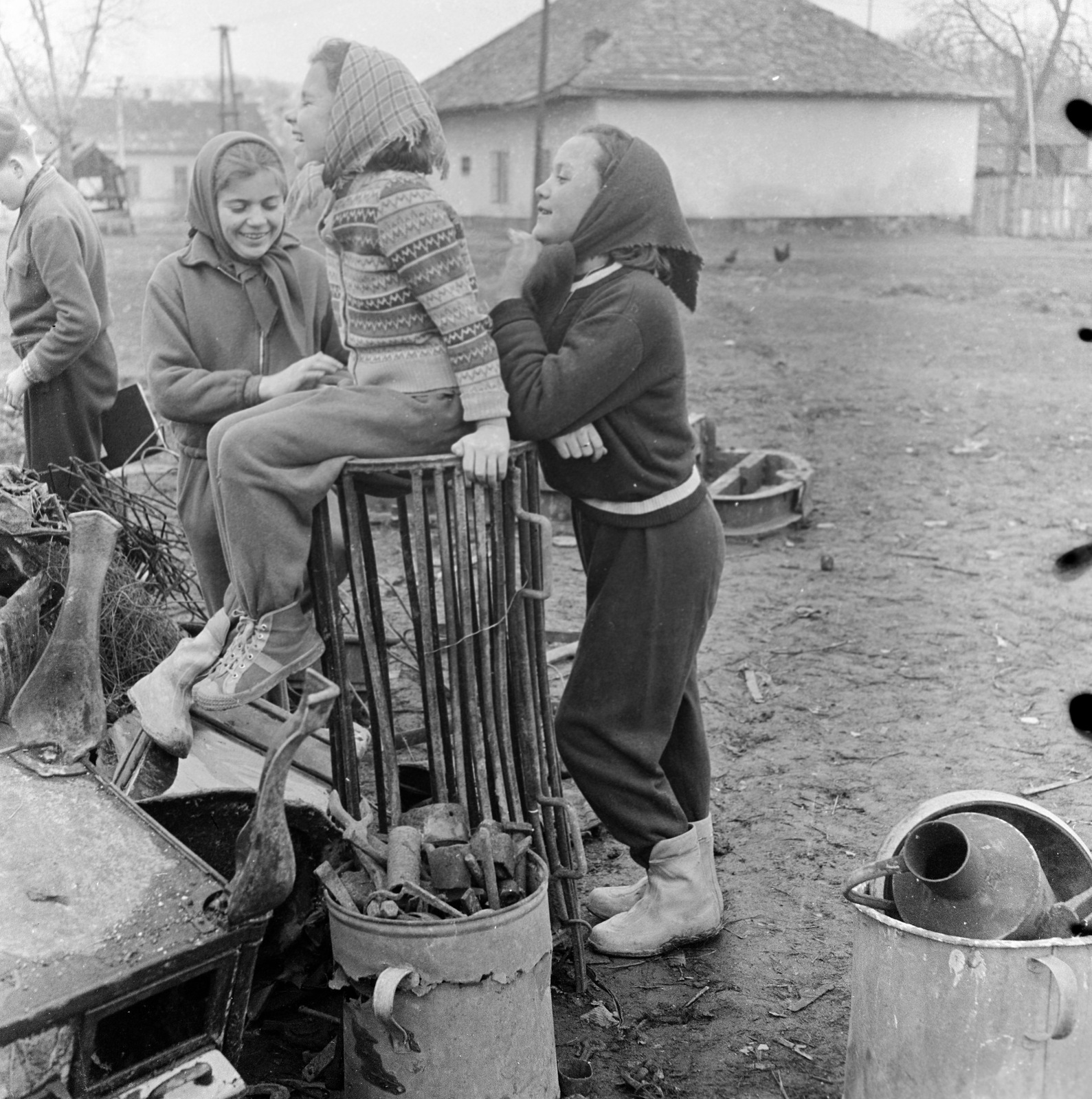 Szlovákia, Fülek, vasgyűjtő gyerekek az ulica Vajanského és az ulica Trhova (Piac utca) sarkánál., 1959, Zsanda Zsolt, Vajszada Károly, Csehszlovákia, fémgyűjtés, Fortepan #53715