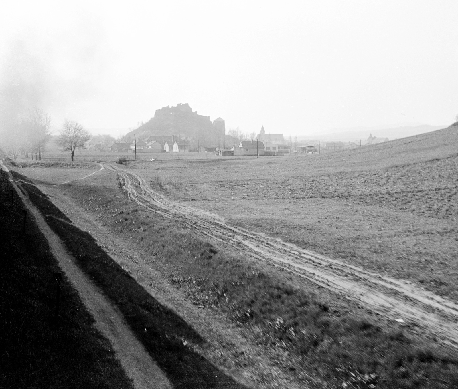 Slovakia, Fiľakovo, vár a vasút felől nézve., 1959, Zsanda Zsolt, Vajszada Károly, Czechoslovakia, castle ruins, Fortepan #53724