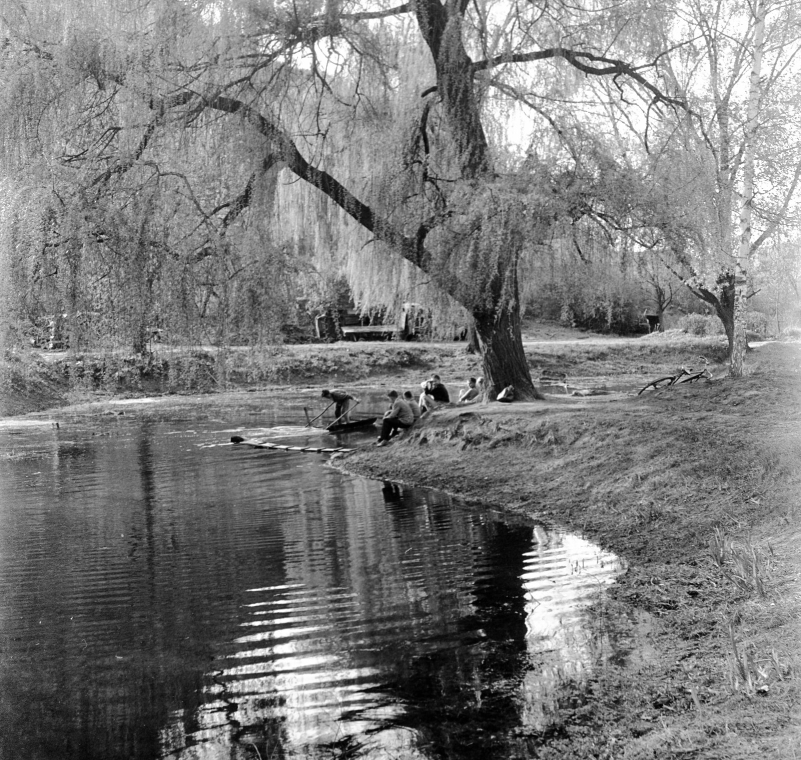 Slovakia, Fiľakovo, a Berchtold-kastély parkja., 1959, Zsanda Zsolt, Vajszada Károly, Czechoslovakia, water, Fortepan #53725