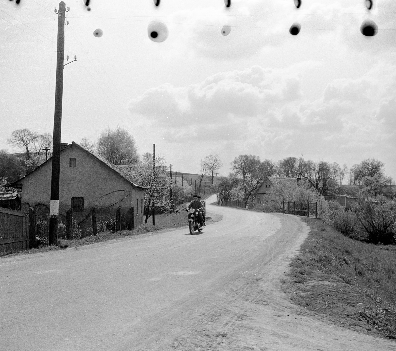 Szlovákia, Poltár, országút a város és Ipolyszele (ekkor önálló, ma a város része) között., 1959, Zsanda Zsolt, Vajszada Károly, Csehszlovákia, motorkerékpár, Fortepan #53734