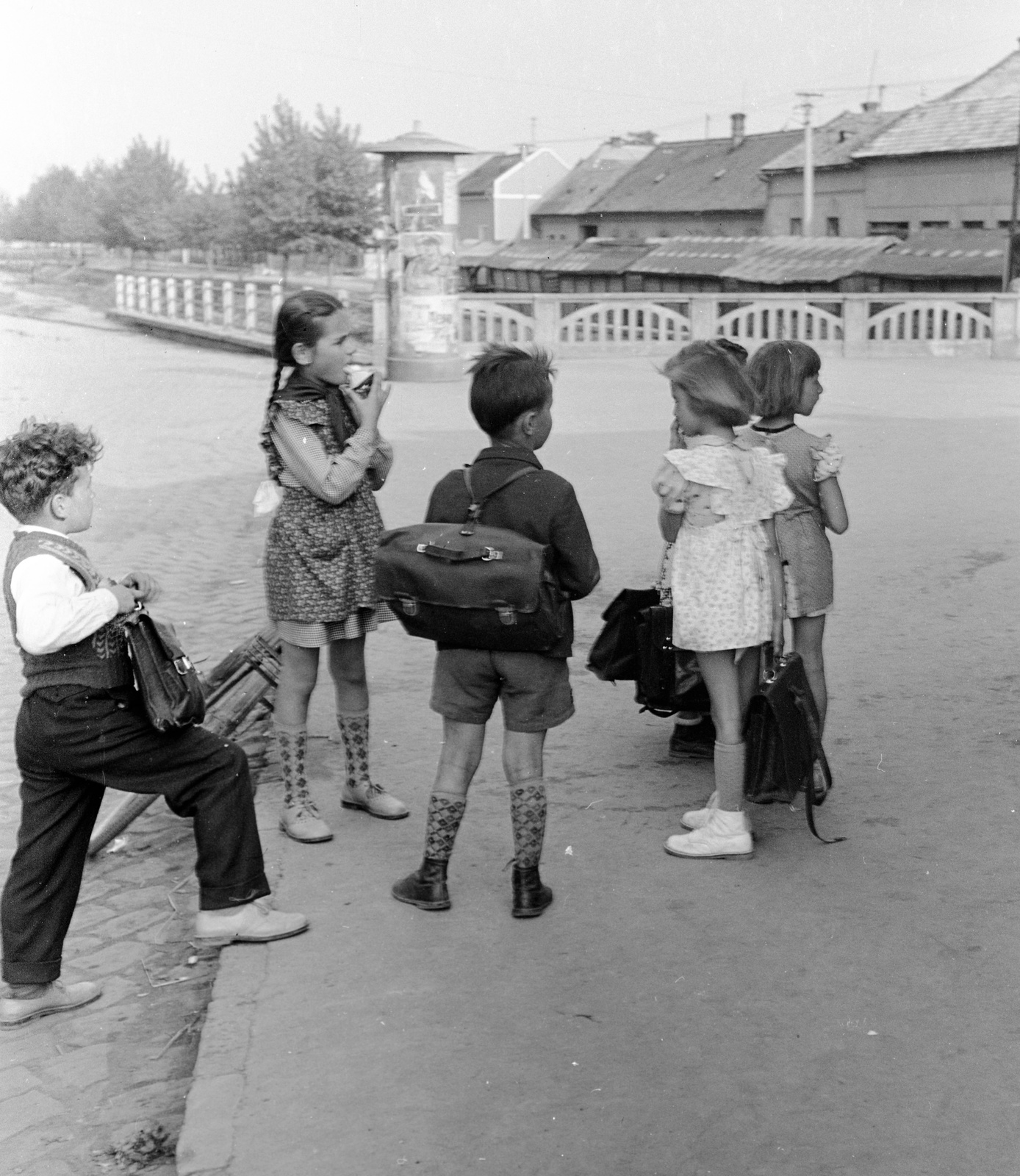 Slovakia, Lučenec, Fiľakovská cesta (Füleki út), Kis piactér., 1959, Zsanda Zsolt, Vajszada Károly, Czechoslovakia, ad pillar, kids, Fortepan #53737