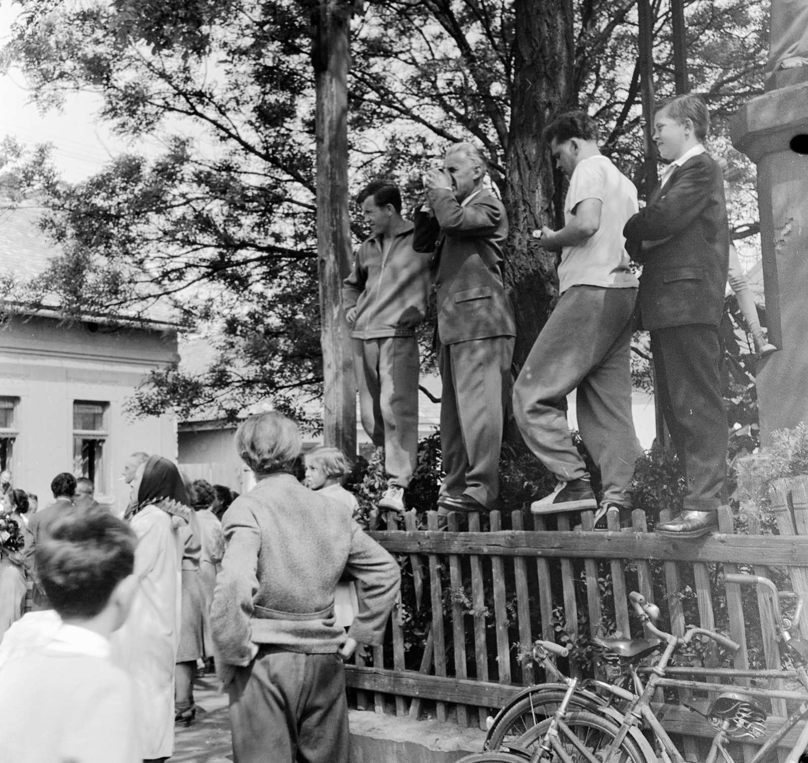 Slovakia, Fiľakovo, Szent Anna szobor lábazata ferences templomnál, az ulica Rázusova-nál., 1959, Zsanda Zsolt, Vajszada Károly, Czechoslovakia, bicycle, photography, peeking, audience, clever, Fortepan #53742