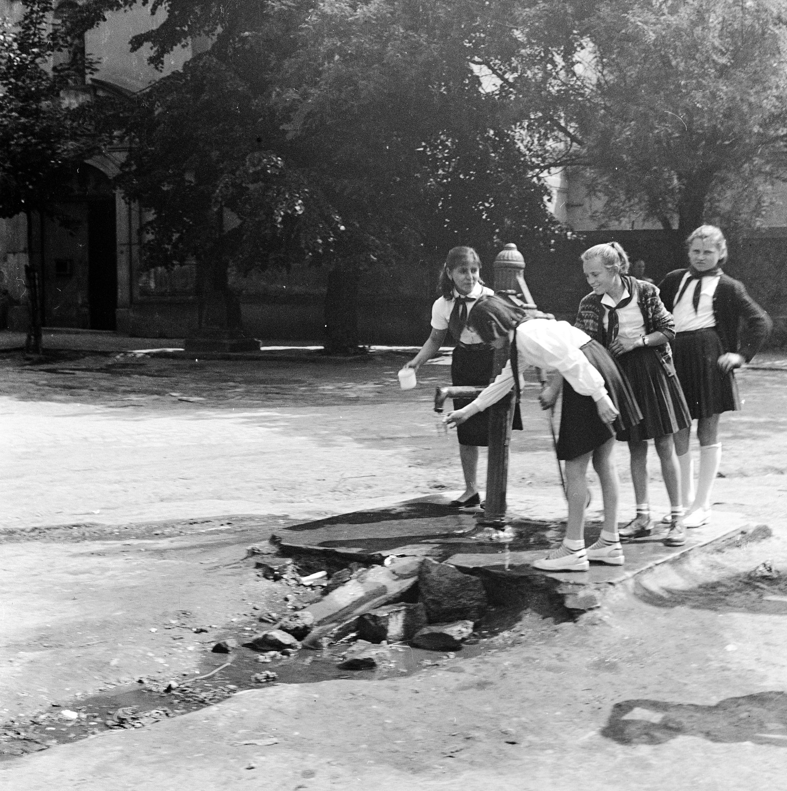 Slovakia, Fiľakovo, Námestie Koháryho (Templom tér), háttérben a ferences templom., 1959, Zsanda Zsolt, Vajszada Károly, Czechoslovakia, pioneer, well, Fortepan #53743