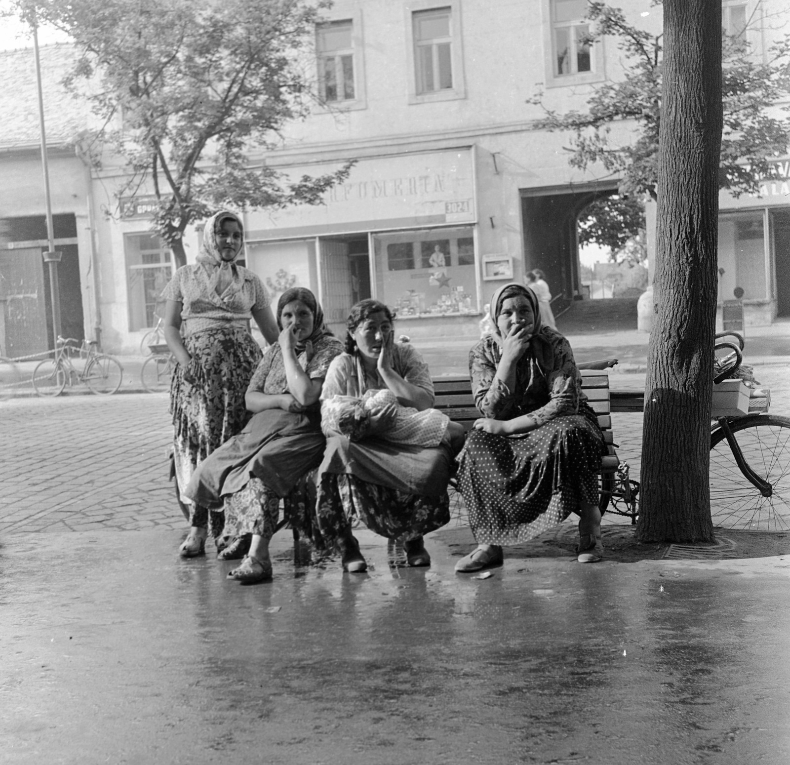 Szlovákia, Losonc, ulica Tomása Garrigue Masaryka 9., 1959, Zsanda Zsolt, Vajszada Károly, Csehszlovákia, cigányság, kétnyelvű felirat, országúti kerékpár, kötény, népviselet, fejkendő, Fortepan #53754