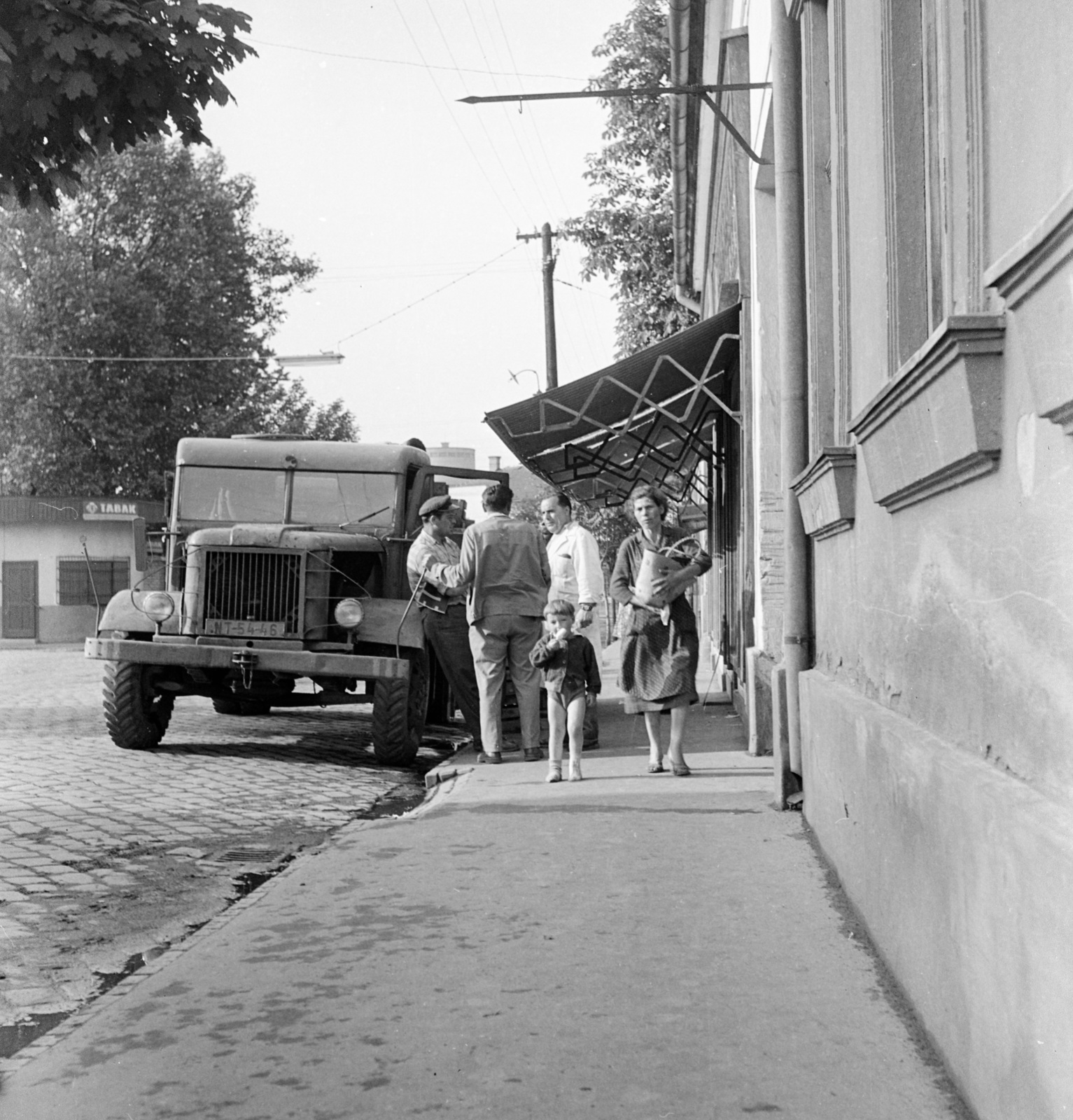 Szlovákia, Losonc, ulica Zeleznicná a vasútállomás felé nézve., 1959, Zsanda Zsolt, Vajszada Károly, Csehszlovákia, magyar gyártmány, teherautó, Csepel-márka, Csepel B-350/D-350, napellenző, Fortepan #53757