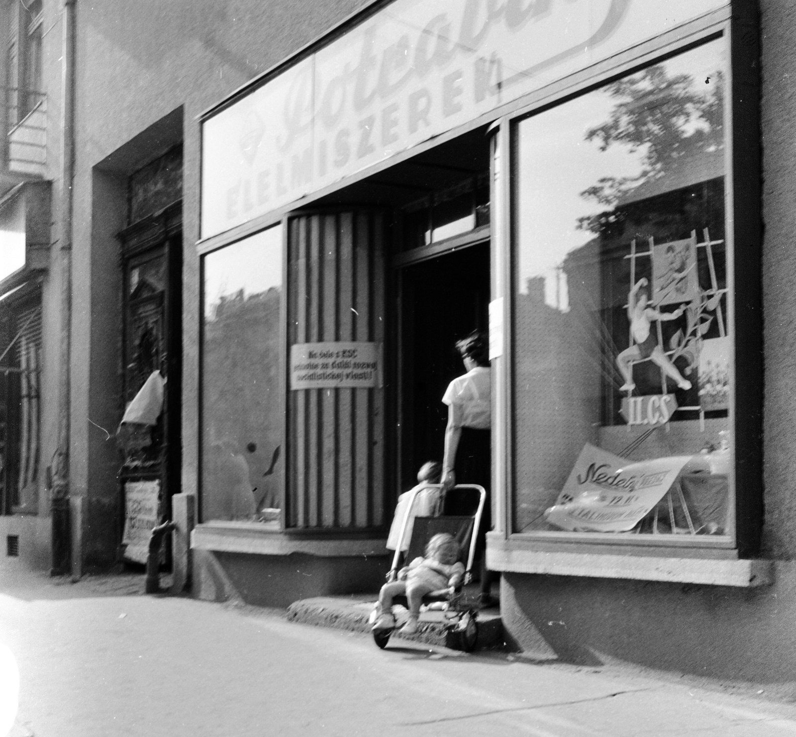 Szlovákia, Losonc, ulica Tomása Garrigue Masaryka 17., 1959, Zsanda Zsolt, Vajszada Károly, Csehszlovákia, élelmiszerbolt, babakocsi, kétnyelvű felirat, Fortepan #53769