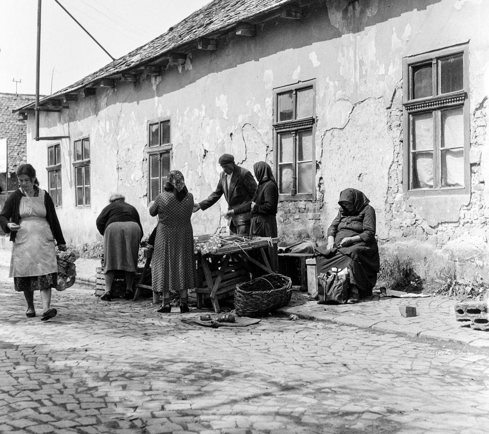 Szlovákia, Fülek, ulica Trhova (Piac utca)., 1959, Zsanda Zsolt, Vajszada Károly, Csehszlovákia, piac, kosár, Fortepan #53772
