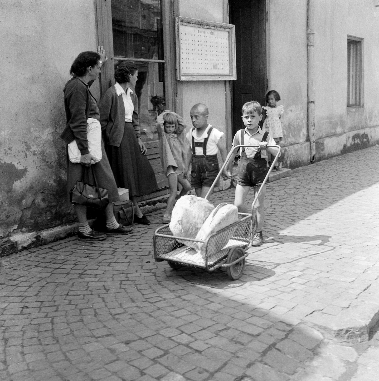 Szlovákia, Fülek, ulica Hlavná (Fő utca)., 1959, Zsanda Zsolt, Vajszada Károly, Csehszlovákia, gyerekek, kézikocsi, kenyér, Fortepan #53777