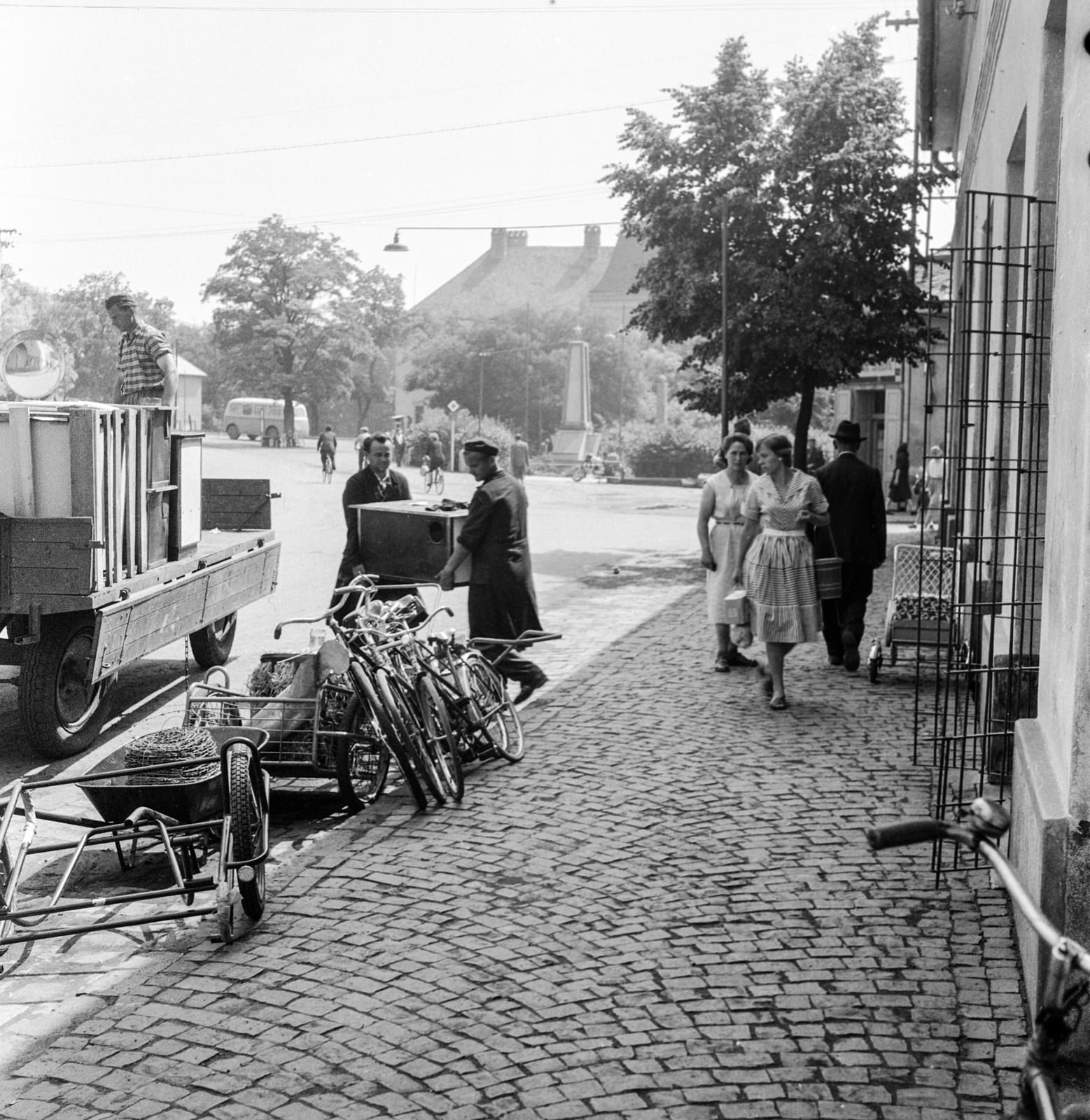 Szlovákia, Fülek, ulica Hlavná (Fő utca) - szemben a Berchtold-kastély, 1959, Zsanda Zsolt, Vajszada Károly, Csehszlovákia, kerékpár, rakodás, költözés, Fortepan #53779