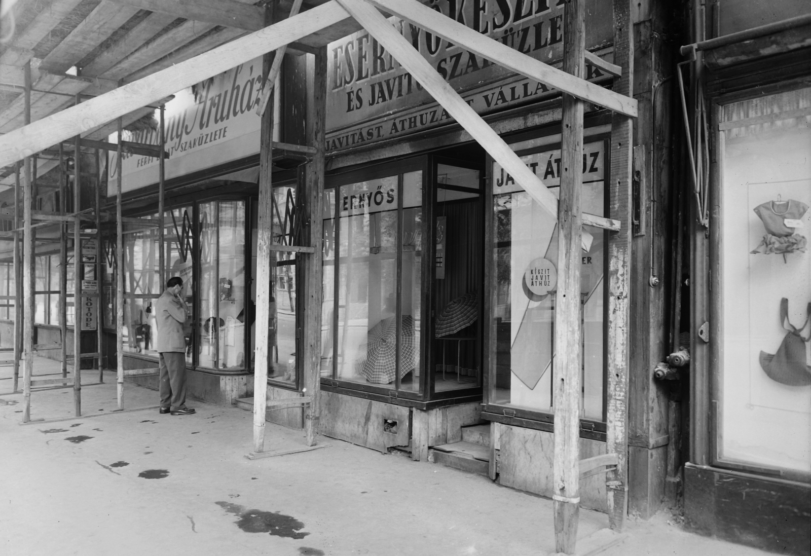 Hungary, Budapest VII., Erzsébet (Lenin) körút 56., 1957, UVATERV, Show window, sign-board, scaffolding, umbrella repair, Budapest, Fortepan #5378