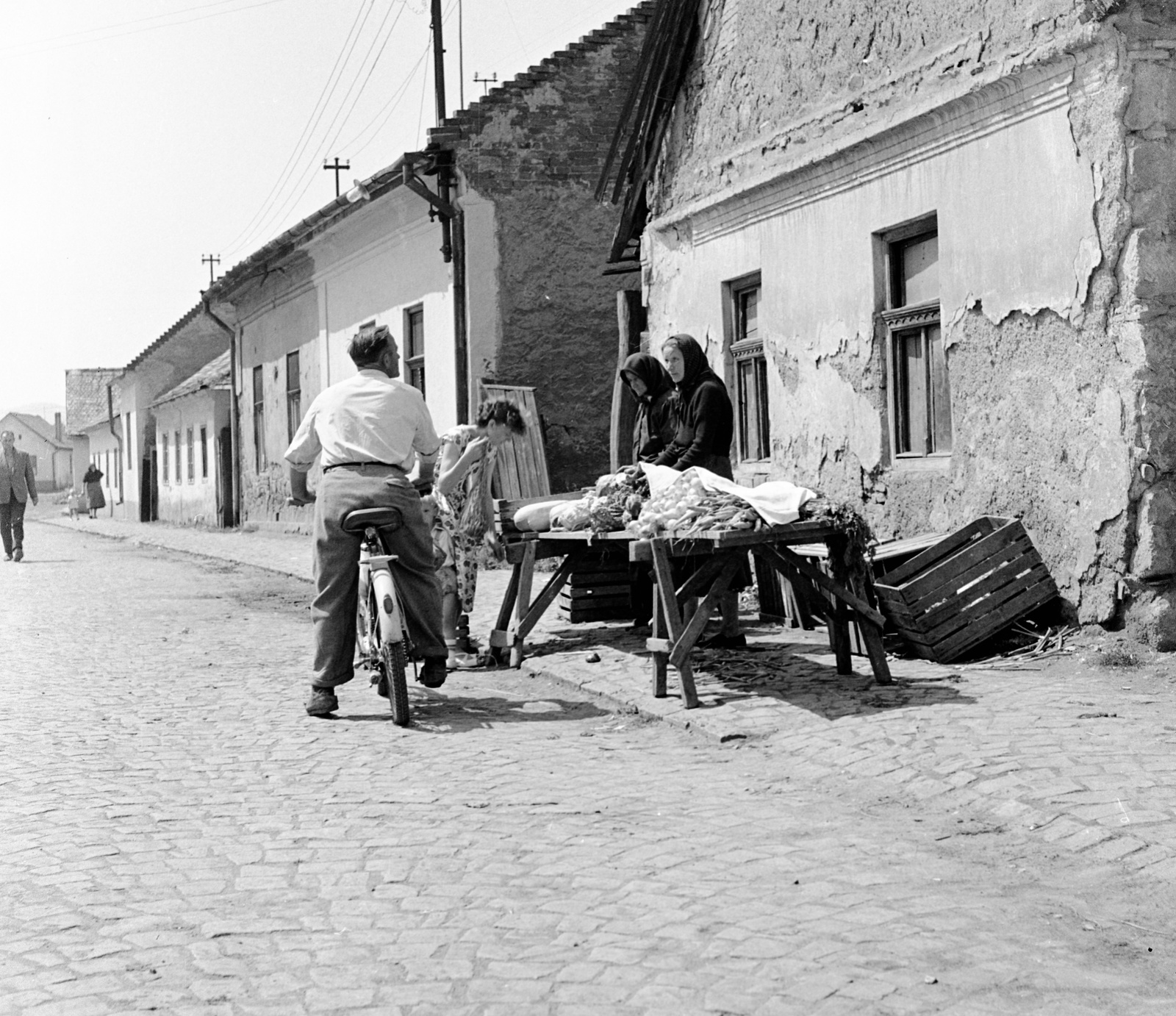 Szlovákia, Fülek, ulica Trhova (Piac utca)., 1959, Zsanda Zsolt, Vajszada Károly, Csehszlovákia, eladó, kofa, láda, Fortepan #53793