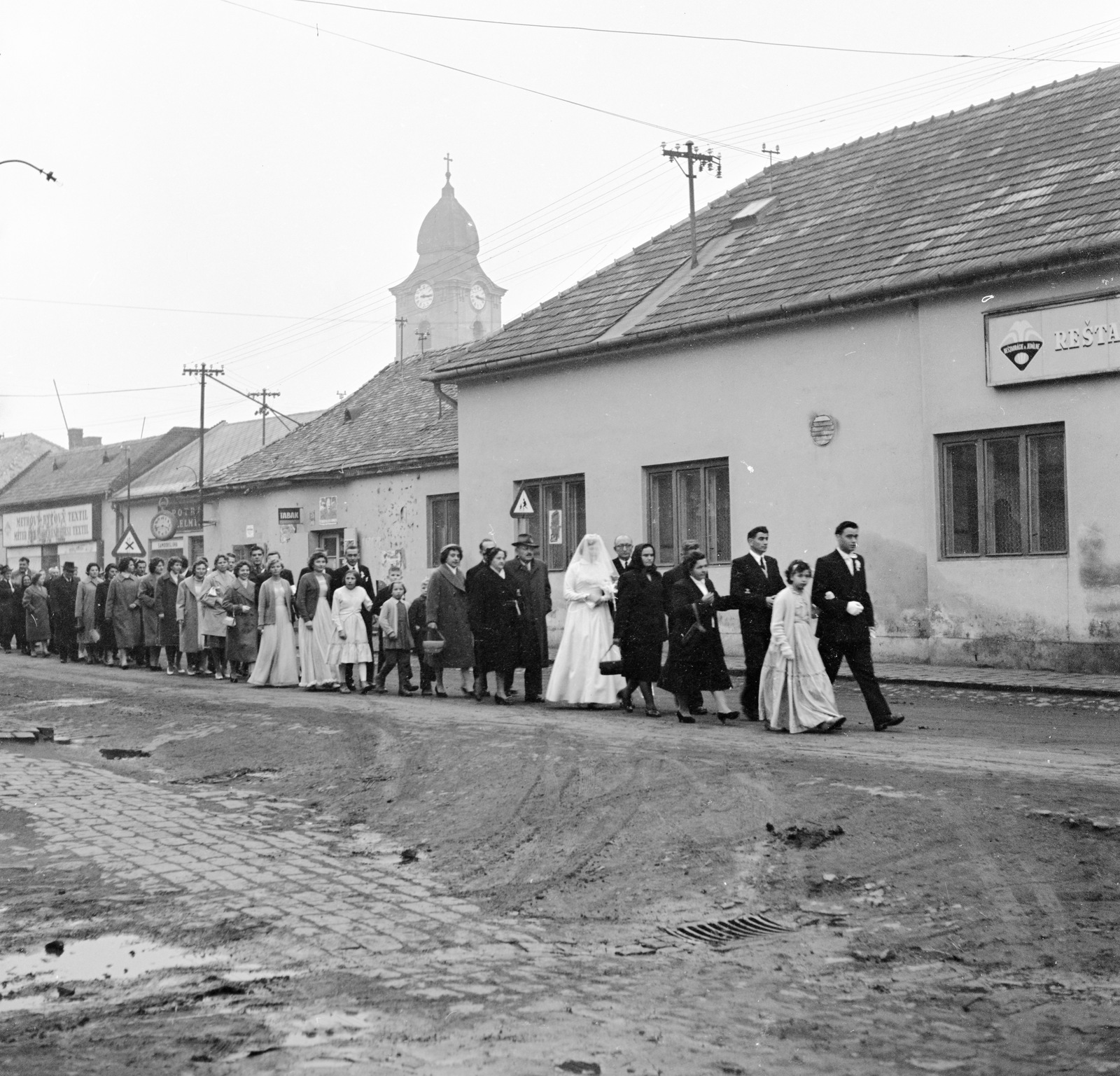 Szlovákia, Fülek, ulica Hlavná (Fő utca) a Centrál vendéglővel., 1959, Zsanda Zsolt, Vajszada Károly, Csehszlovákia, esküvő, étterem, Fortepan #53796