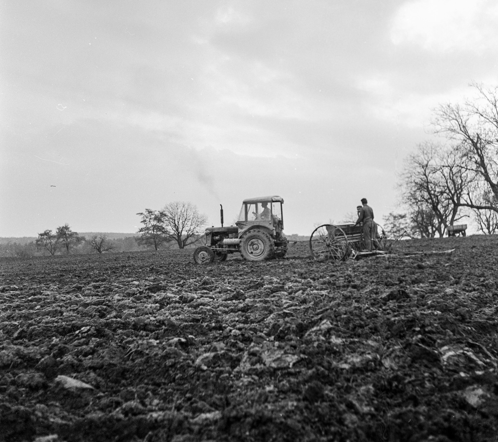 Szlovákia, Poltár, 1959, Zsanda Zsolt, Vajszada Károly, Csehszlovákia, traktor, földművelés, Fortepan #53808