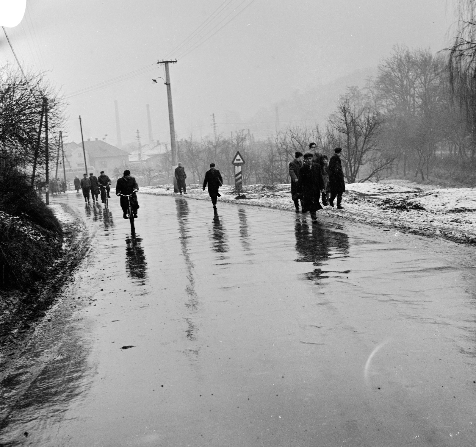 Szlovákia, Fülek, ulica Slovenského národného povstania (Szlovák Nemzeti Felkelés)., 1959, Zsanda Zsolt, Vajszada Károly, Csehszlovákia, eső, Fortepan #53844