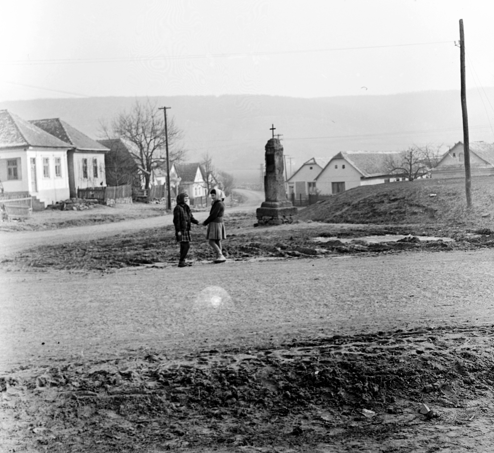 Slovakia, Veľké Dravce, a falu központja a katolikus templom mellett., 1959, Zsanda Zsolt, Vajszada Károly, Czechoslovakia, crucifix, Fortepan #53845
