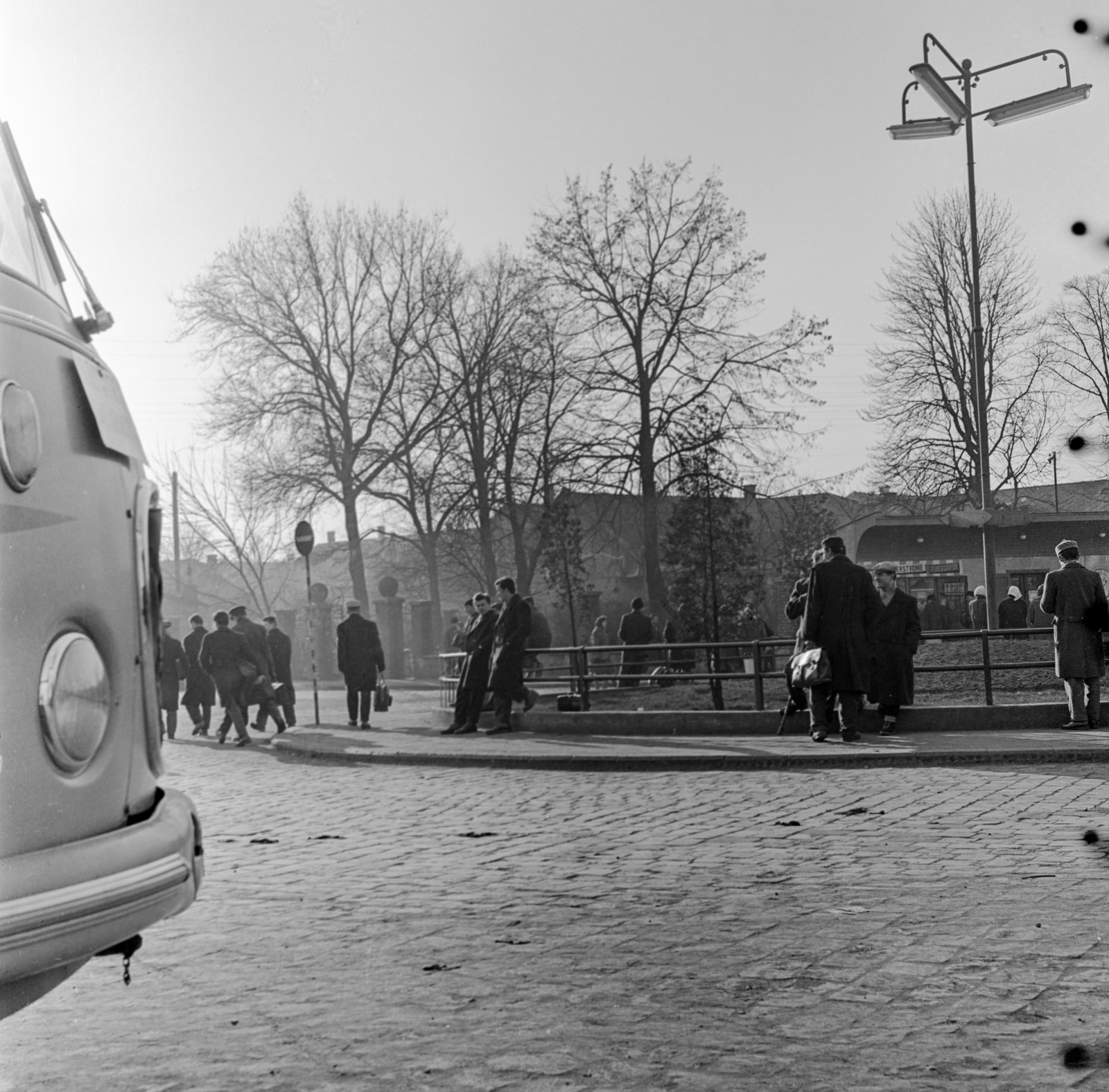 Slovakia, Lučenec, a vasútállomás előtti tér., 1959, Zsanda Zsolt, Vajszada Károly, Czechoslovakia, bus, Skoda-brand, train station, Fortepan #53851