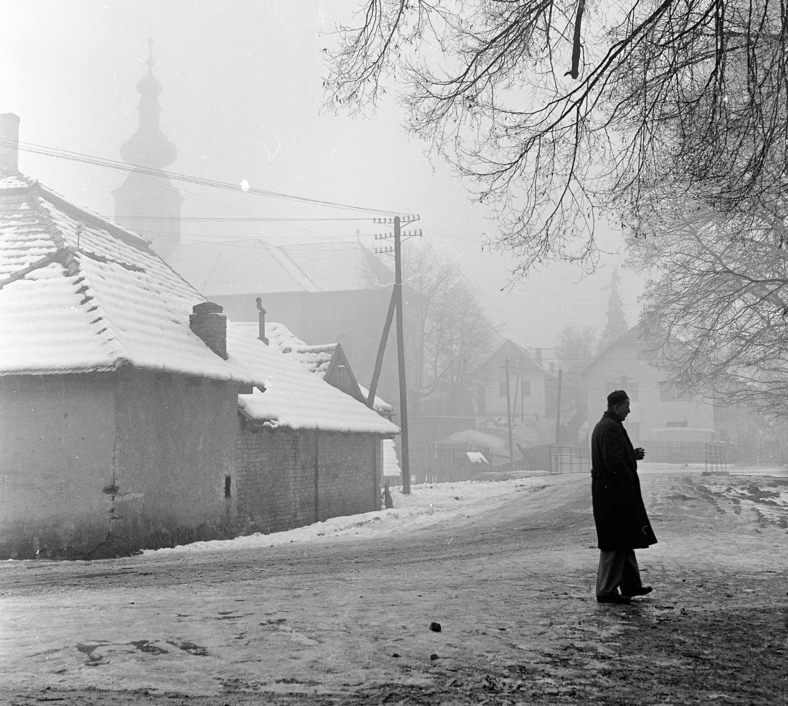 Slovakia, Poltár, Námestie 1. mája, háttérben az evangélikus templom., 1959, Zsanda Zsolt, Vajszada Károly, Czechoslovakia, winter, church, snow, fog, Fortepan #53856