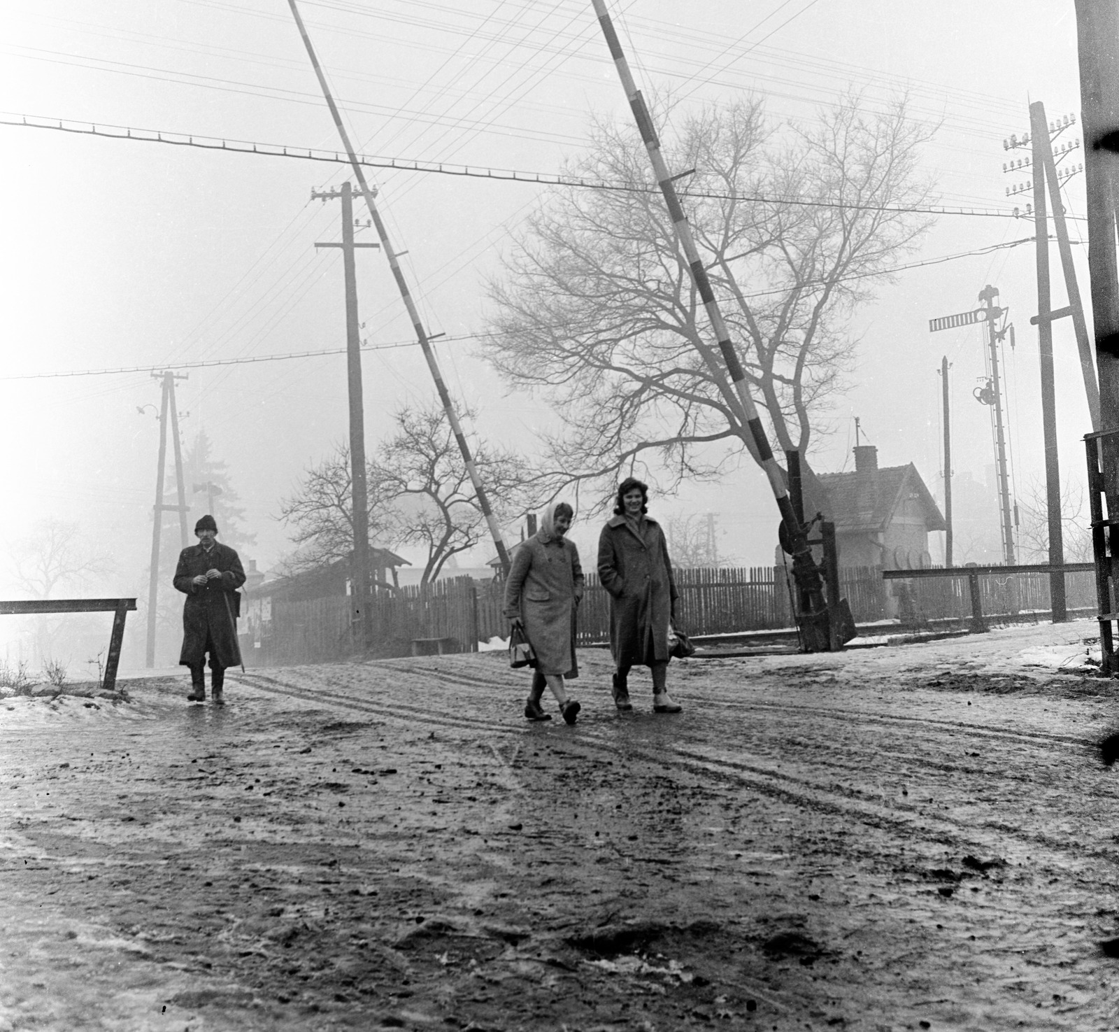 Slovakia, Poltár, vasúti átkelő az ulica Obrancov mieru-nál., 1959, Zsanda Zsolt, Vajszada Károly, Czechoslovakia, rail signal, barrier, aerial wire, power line, semaphor, Fortepan #53858