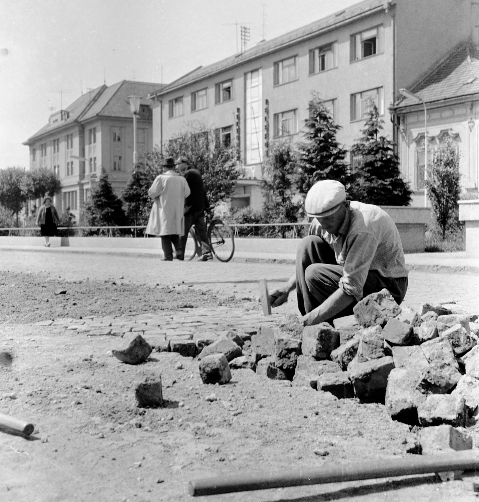 Slovakia, Lučenec, ulica Novohradská., 1959, Zsanda Zsolt, Vajszada Károly, Czechoslovakia, road construction, Fortepan #53867