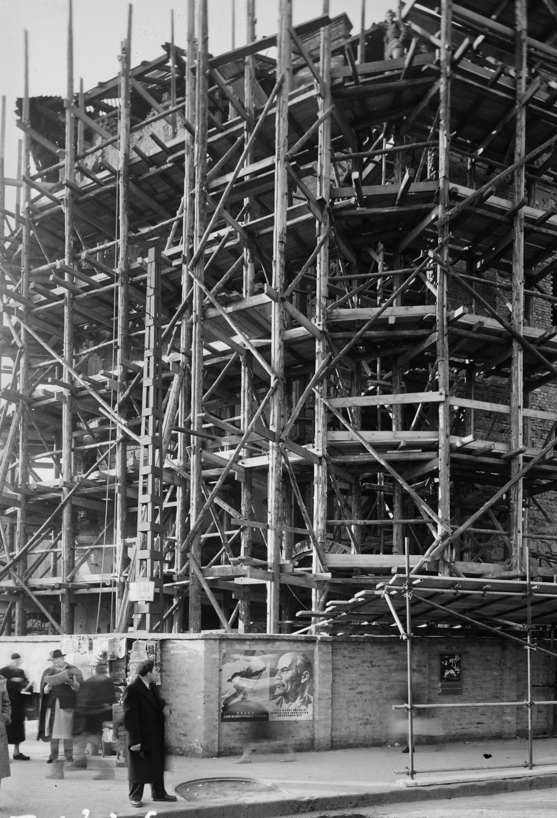 Hungary, Budapest VIII., Üllői út 36., a József körút sarkánál álló ház., 1957, UVATERV, poster, Lenin-portrayal, newsstand, scaffolding, Budapest, Fortepan #5387