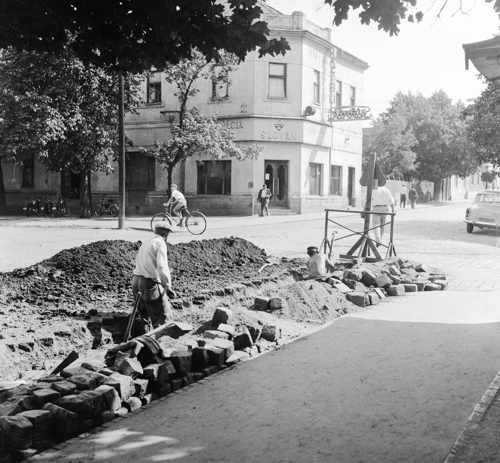 Slovakia, Lučenec, ulica Zeleznicná - ulica Martina Rázusa kereszteződés., 1959, Zsanda Zsolt, Vajszada Károly, Czechoslovakia, road construction, Fortepan #53870