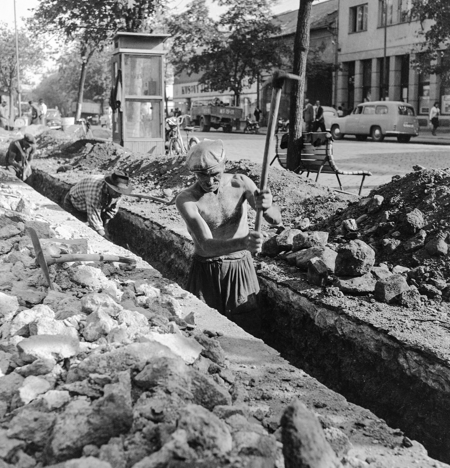 Slovakia, Lučenec, ulica Tomása Garrigue Masaryka., 1959, Zsanda Zsolt, Vajszada Károly, Czechoslovakia, phone booth, road construction, Fortepan #53874