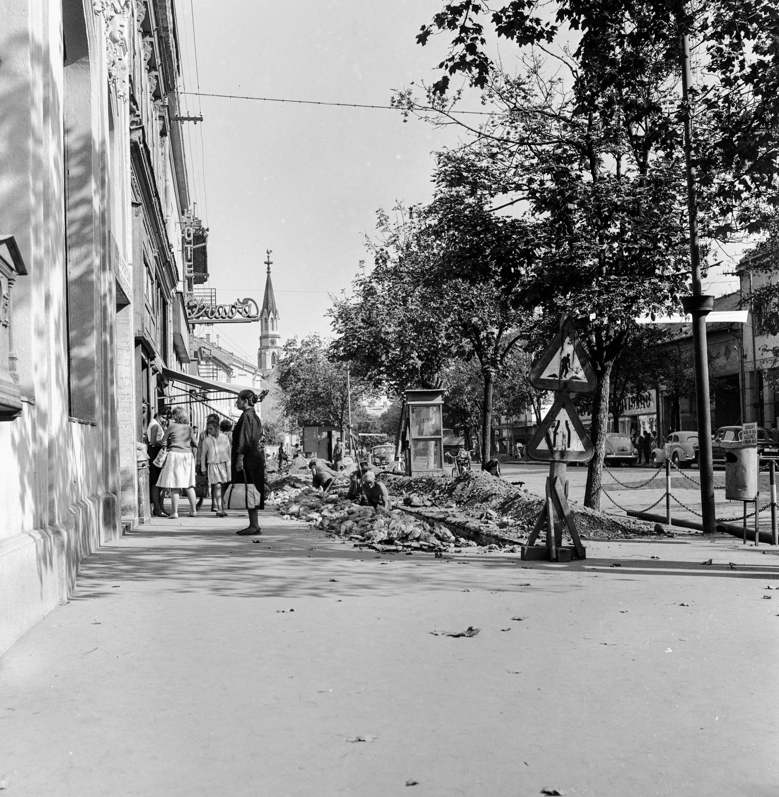 Slovakia, Lučenec, ulica Tomása Garrigue Masaryka a református templom felé nézve., 1959, Zsanda Zsolt, Vajszada Károly, Czechoslovakia, phone booth, road construction, Fortepan #53876